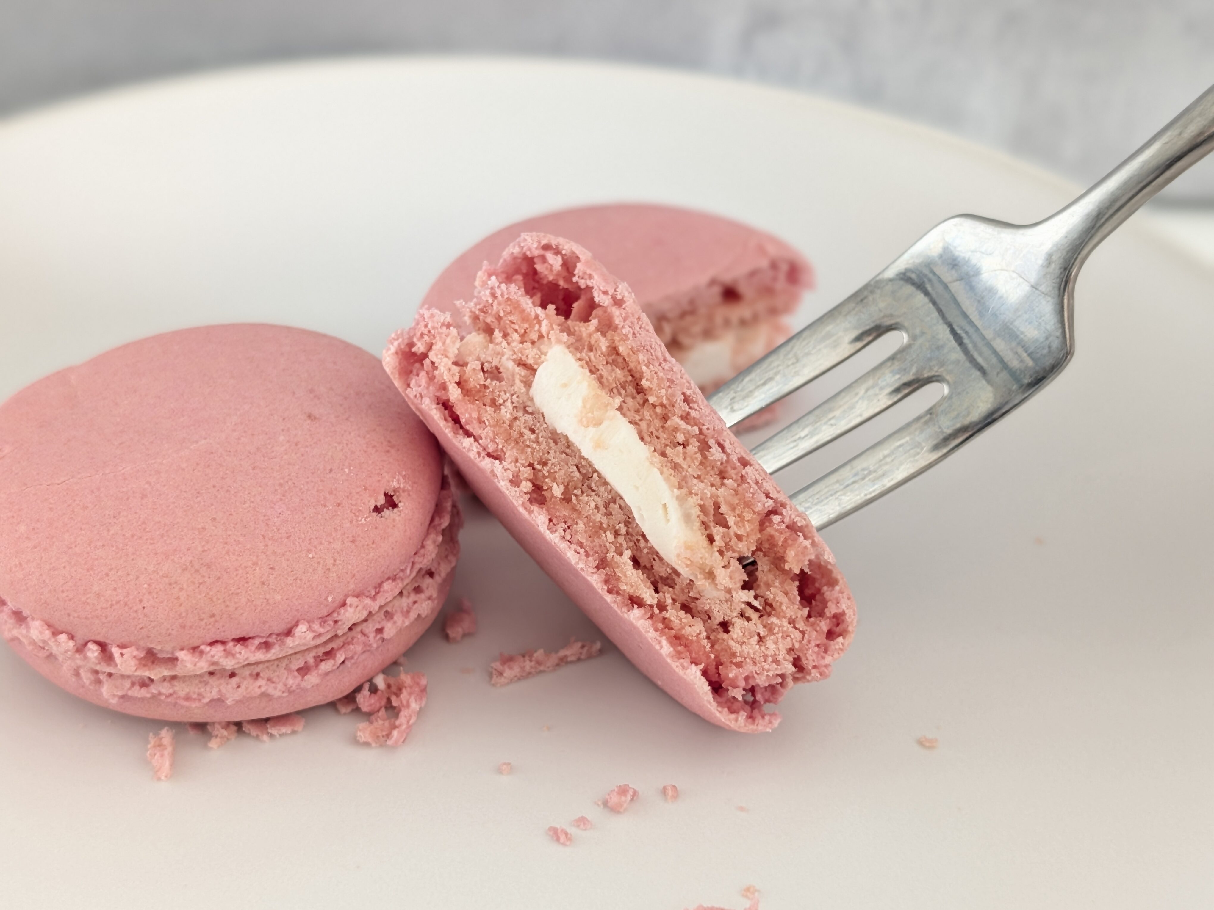 【ファミリーマート】ストロベリーチーズケーキ風マカロン