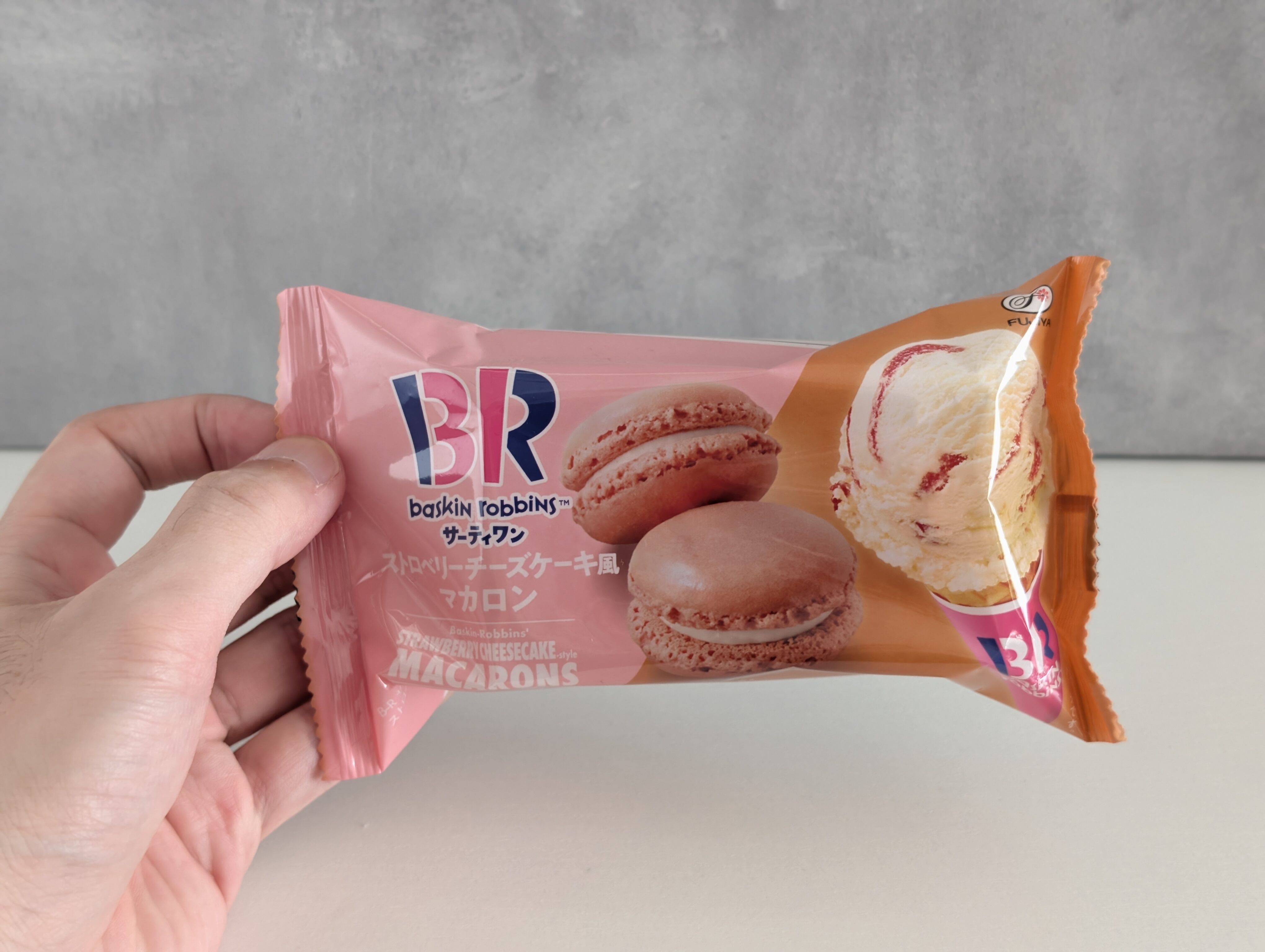 【ファミリーマート】ストロベリーチーズケーキ風マカロン