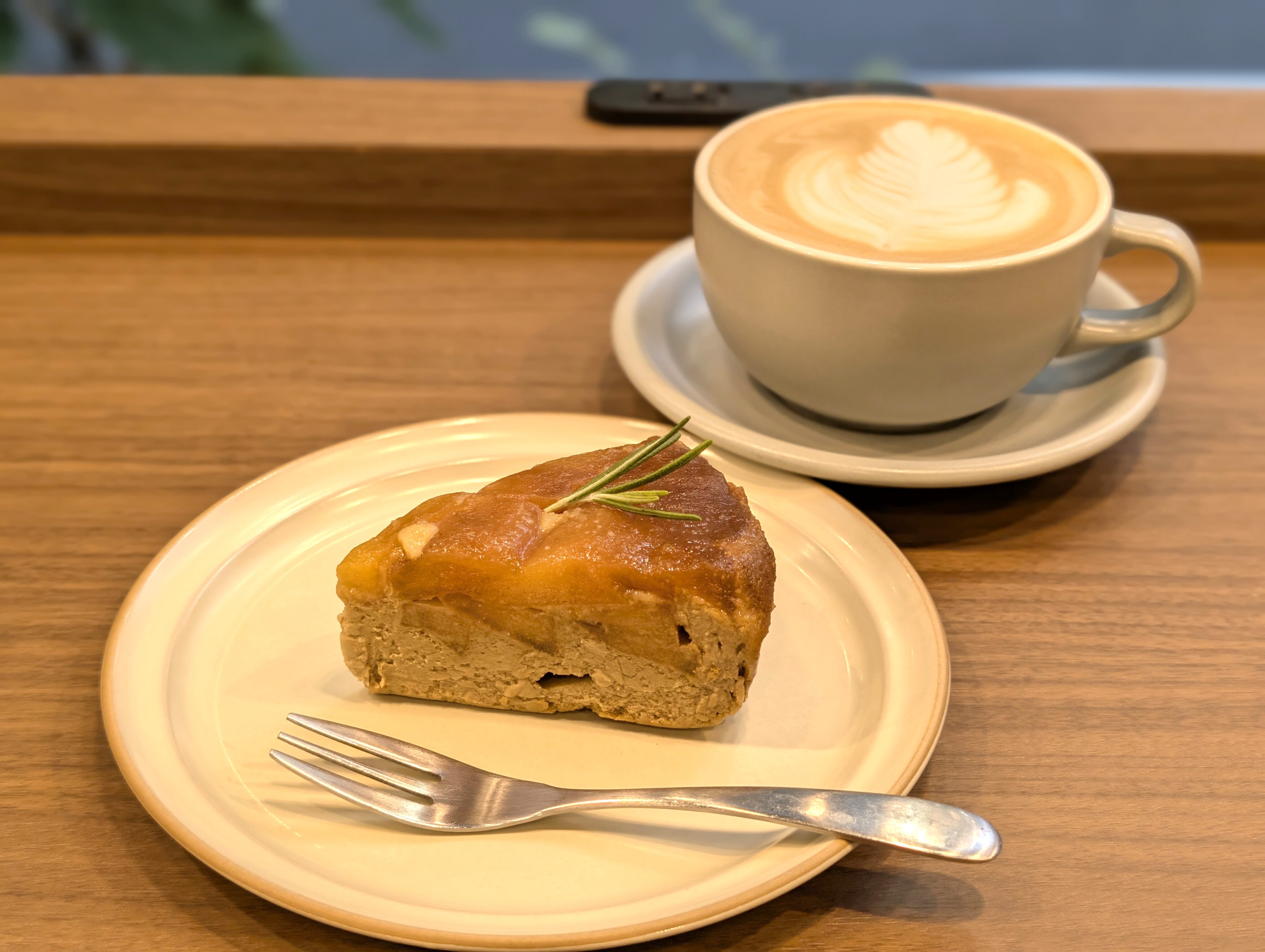 池袋、COMFORT Stand（コンフォートスタンド） タルトタタン風 りんごと紅茶のチーズケーキ (4)