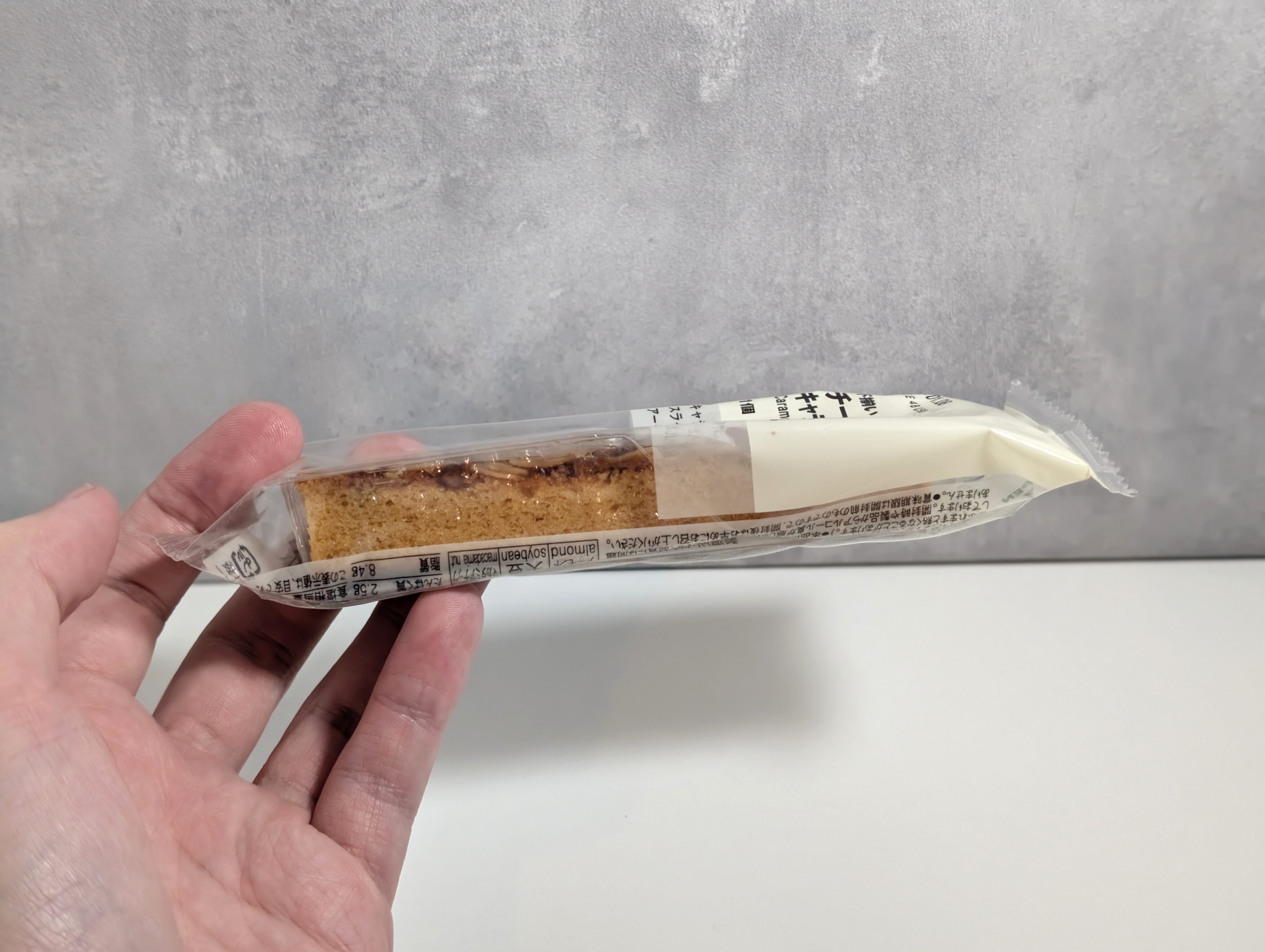無印良品、不揃いチーズケーキ キャラメル＆アーモンド (1)