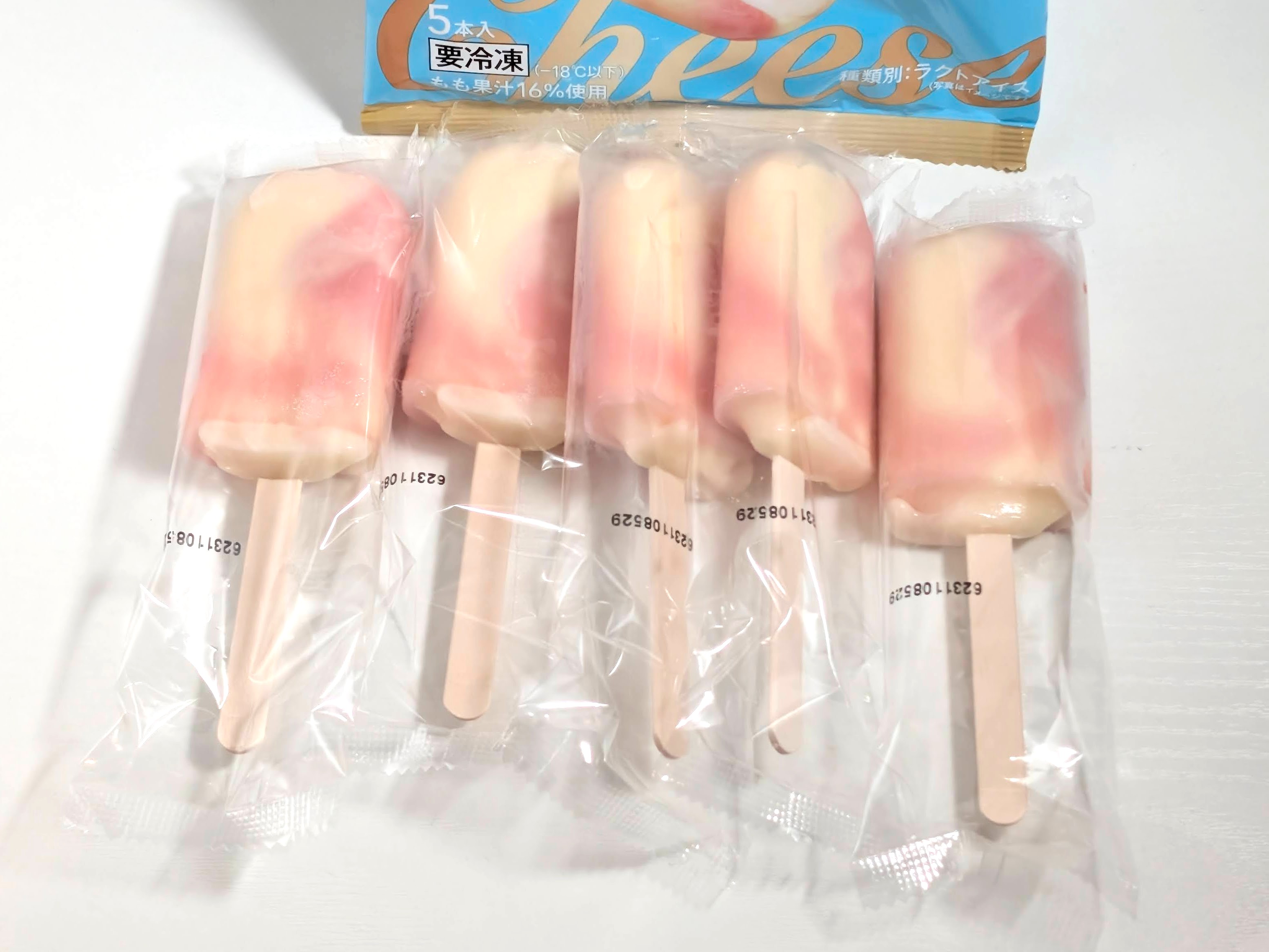 西友、桃のチーズケーキ味アイスバー 5本入 (1)