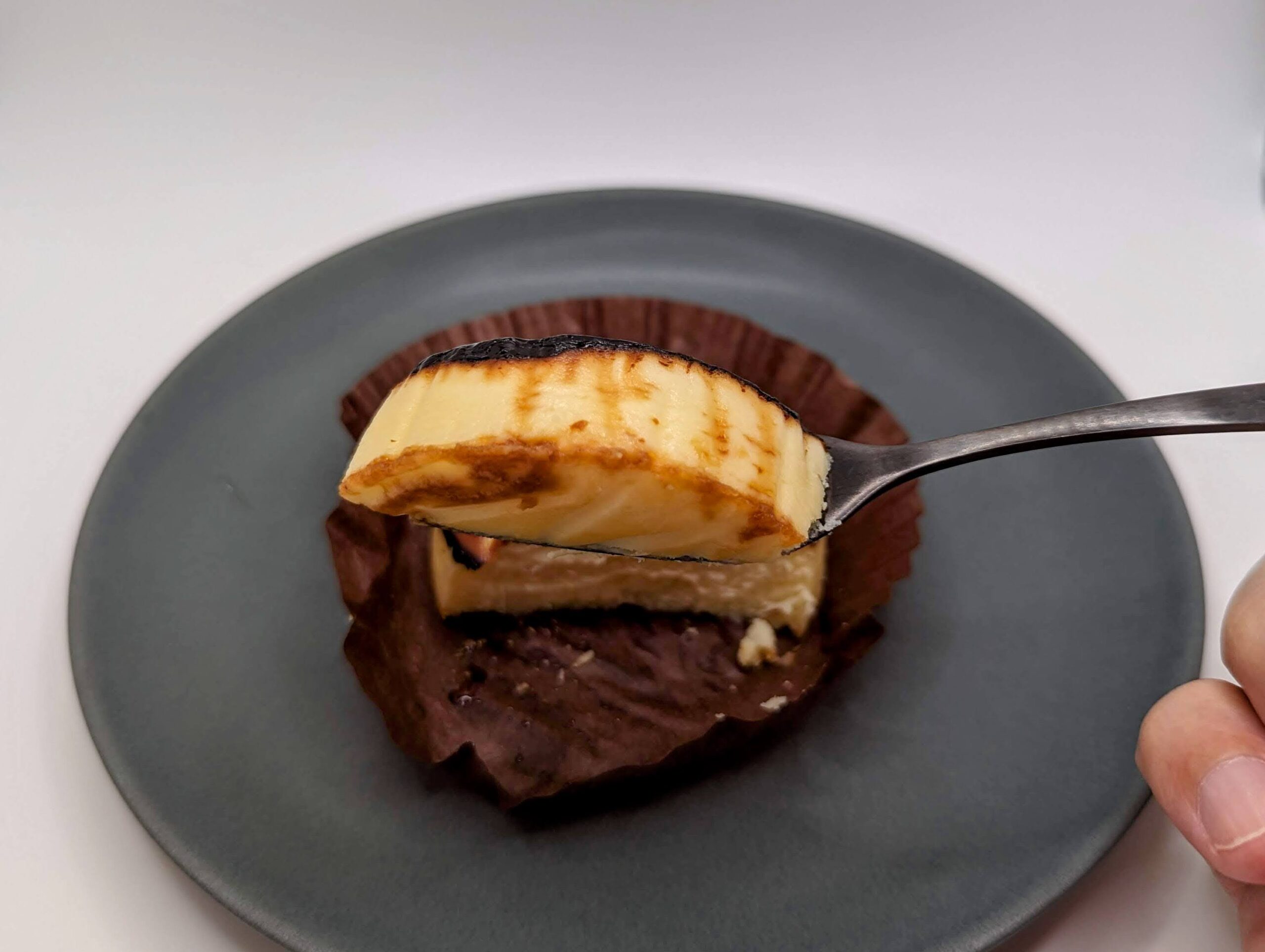 セブンプレミアムの「なめらかな口当たりバスクチーズケーキ」の写真 (5)