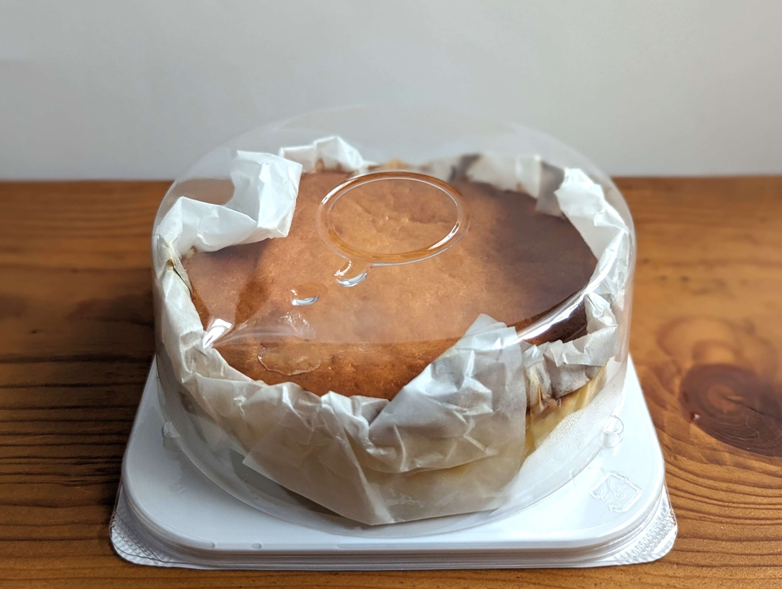成城石井の紙包み純生クリームのバスクチーズケーキ (1)