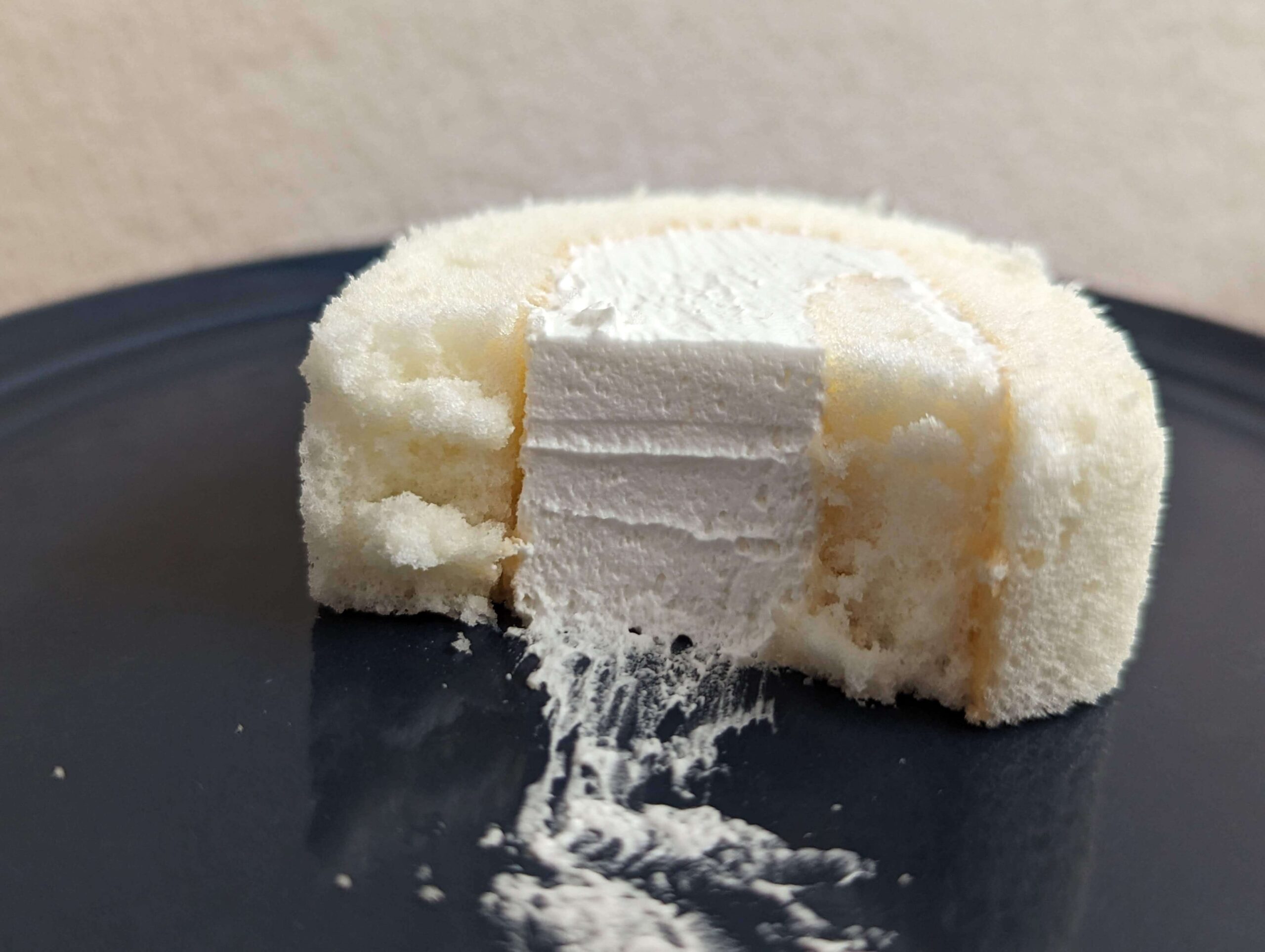 モンテールの「チーズクリームロールケーキ」の写真 