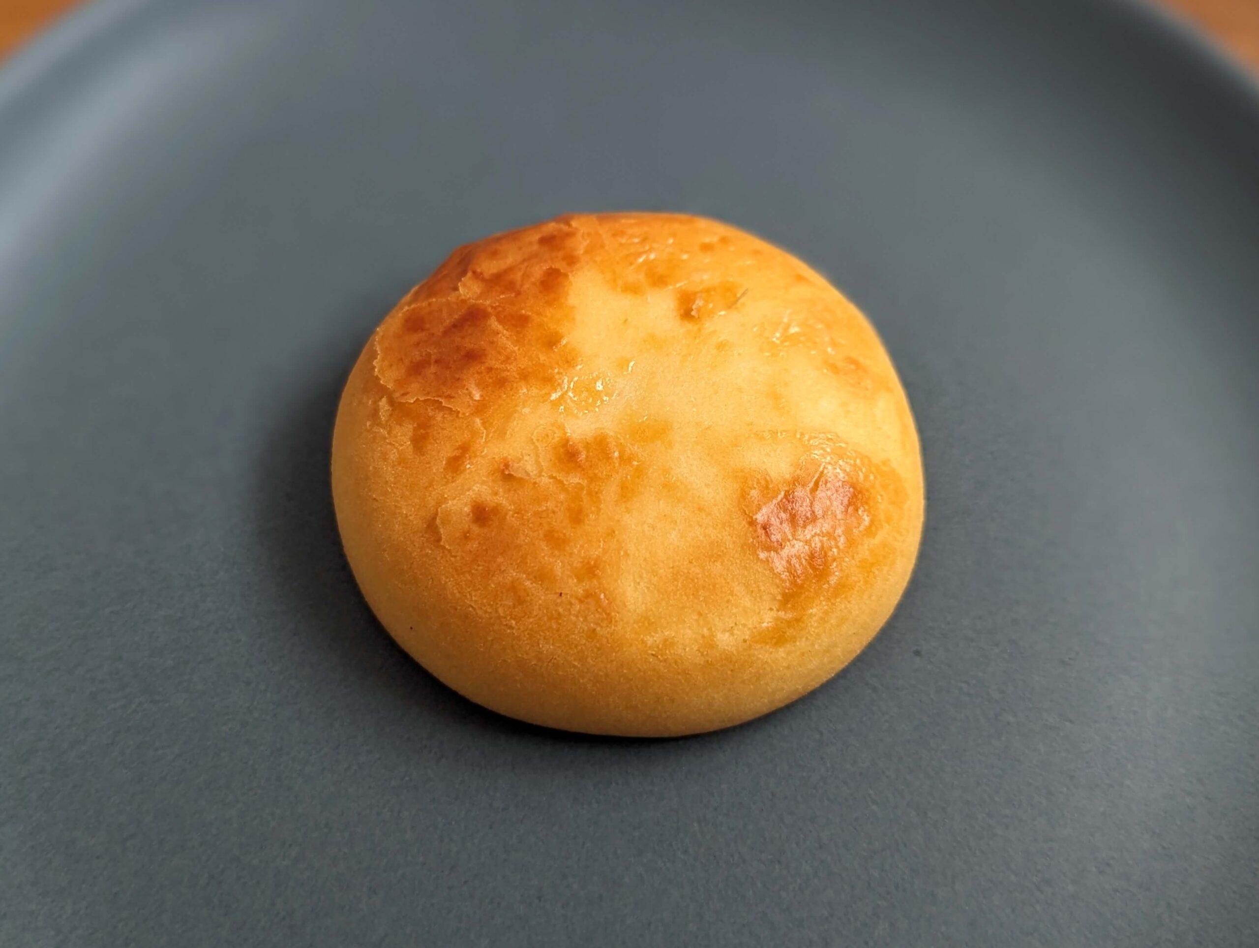 シャトレーゼの「濃厚チーズクリーム 窯焼きチーズ饅頭」 (6)