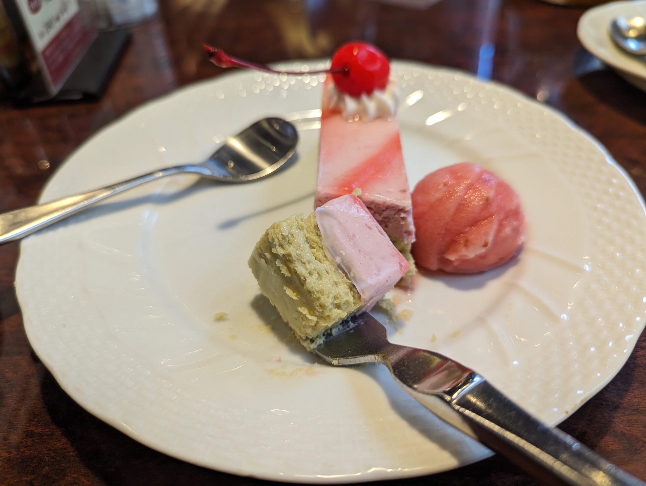 星乃珈琲店の「苺とピスタチオのWチーズケーキ ラズベリーソルベ添え」の写真