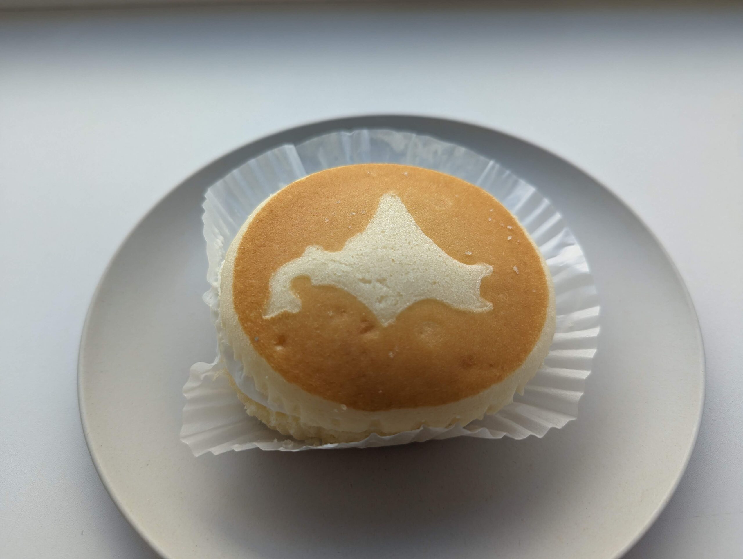 ファミリーマート・山崎製パンの北海道チーズ蒸しケーキのミルククリームサンド