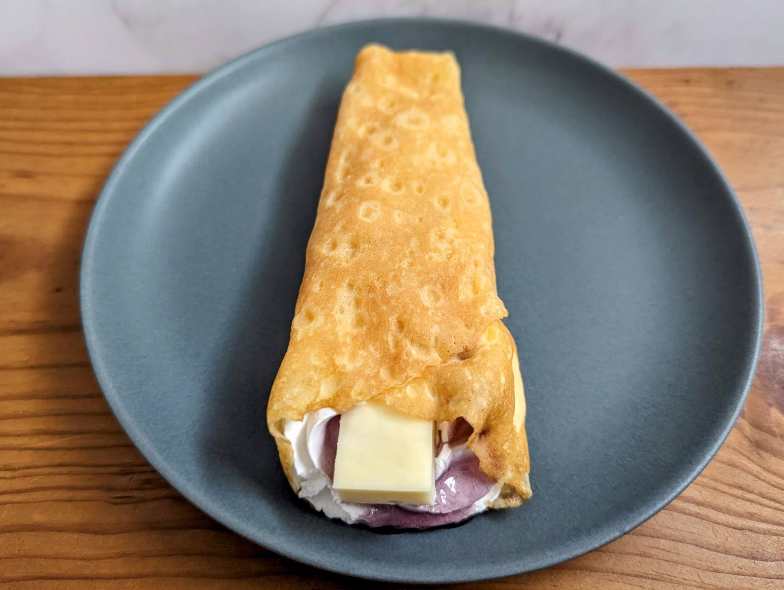 ロピア「もちうまっ チーズケーキクレープ 巨峰ソース」の写真 (8)