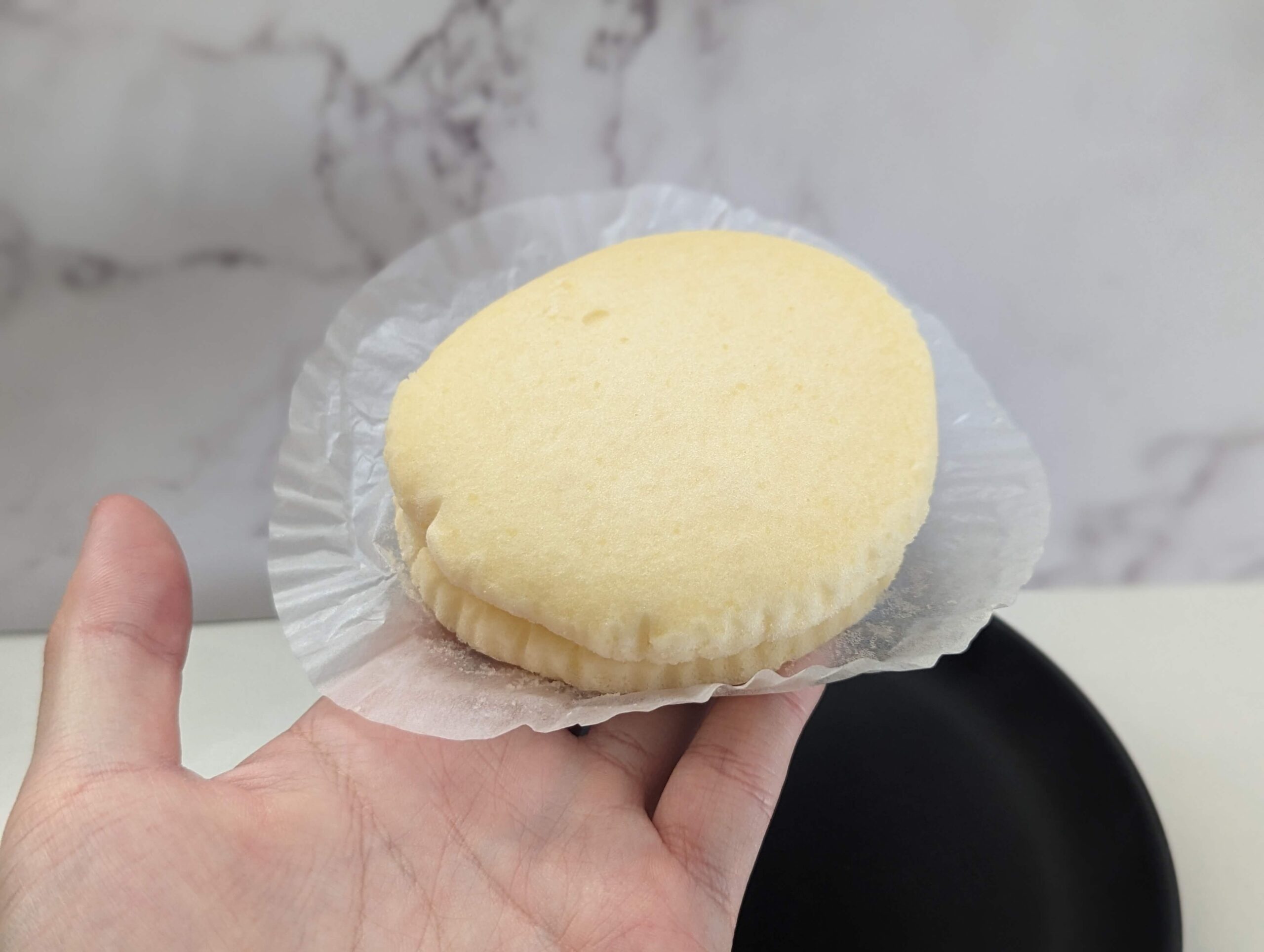 山崎製パン・ローソンストア100「チーズ蒸しケーキサンド マスカルポーネクリーム」2024年3月8日 (4)