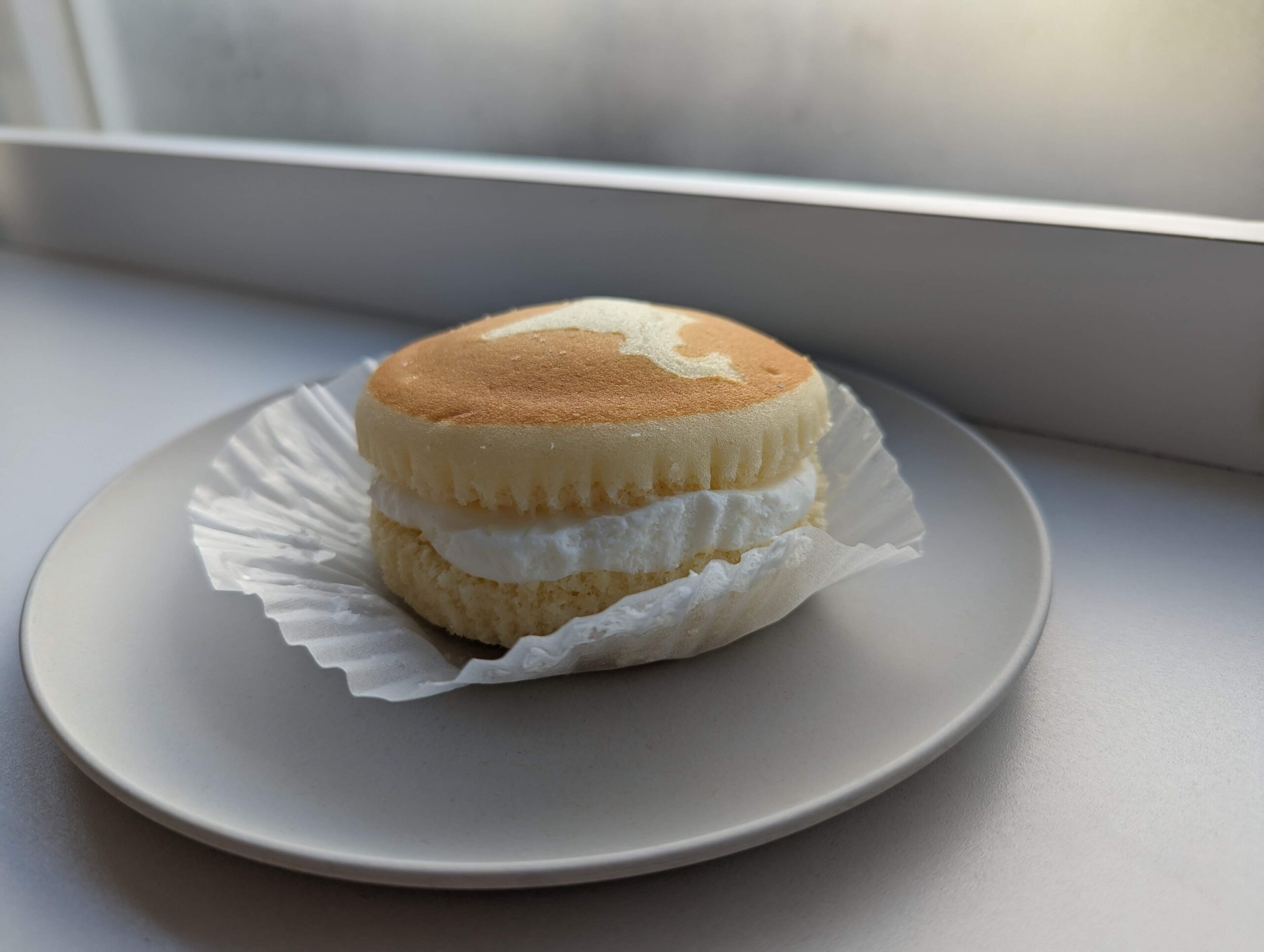 ファミリーマート・山崎製パンの北海道チーズ蒸しケーキのミルククリームサンド (5)