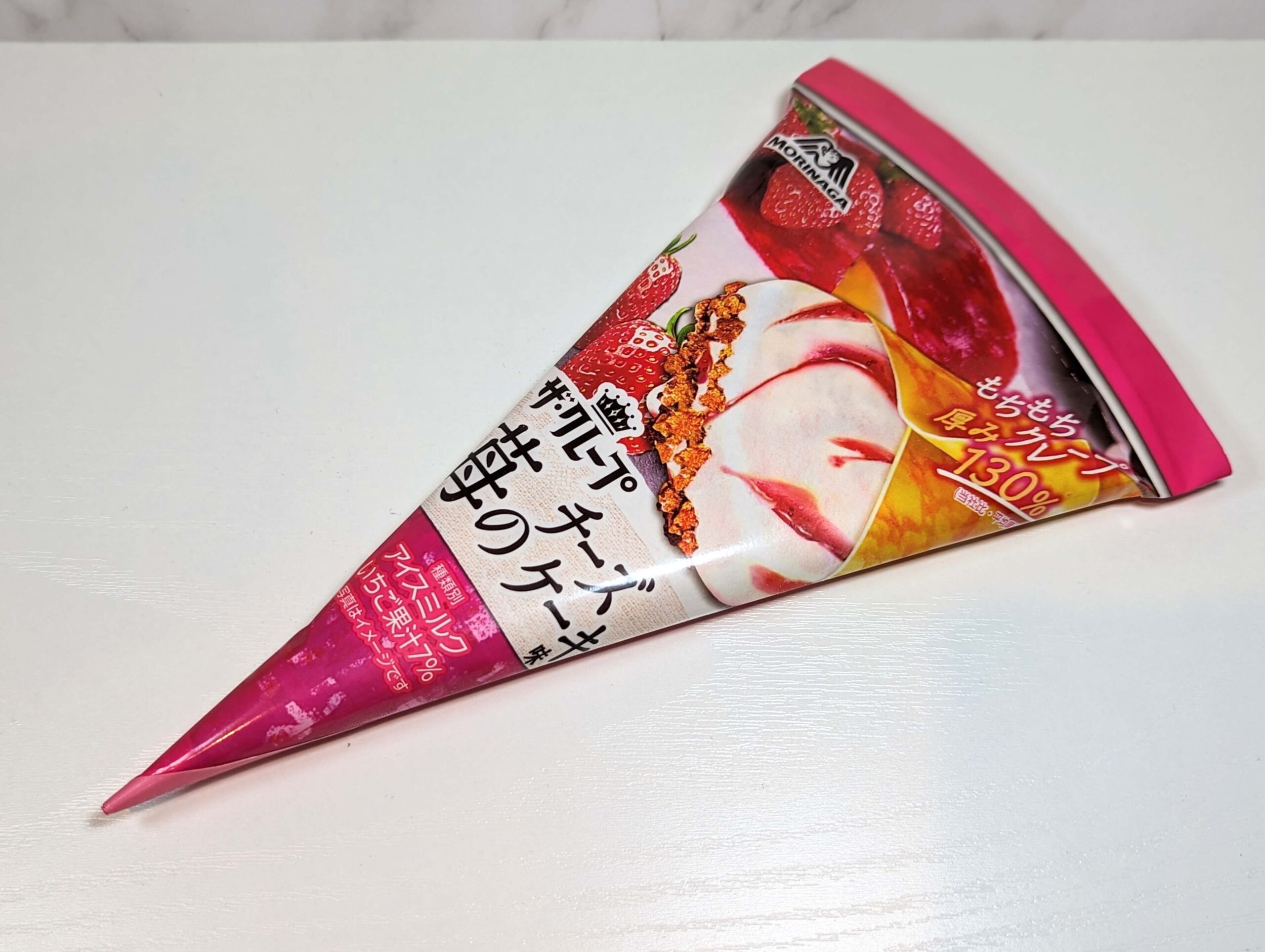 セブンイレブン限定・森永製菓 ザ・クレープ 苺のチーズケーキ味 (1)