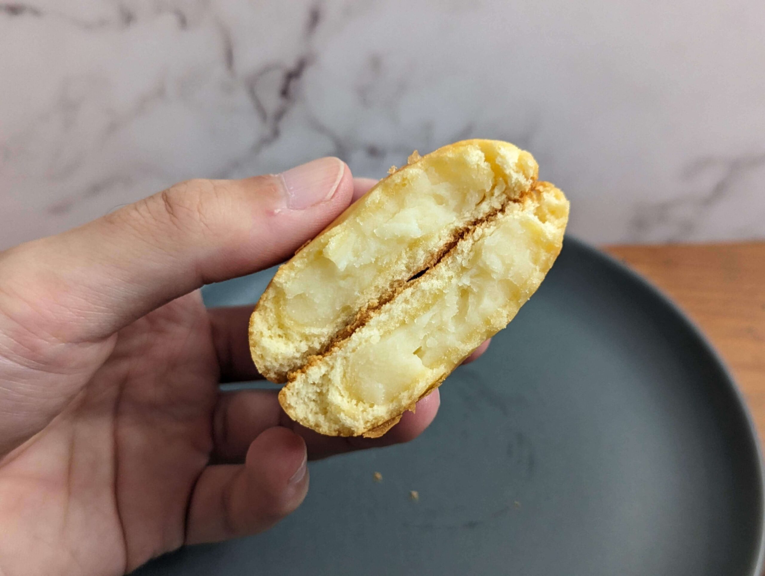 シャトレーゼの「濃厚チーズクリーム 窯焼きチーズ饅頭」 (8)