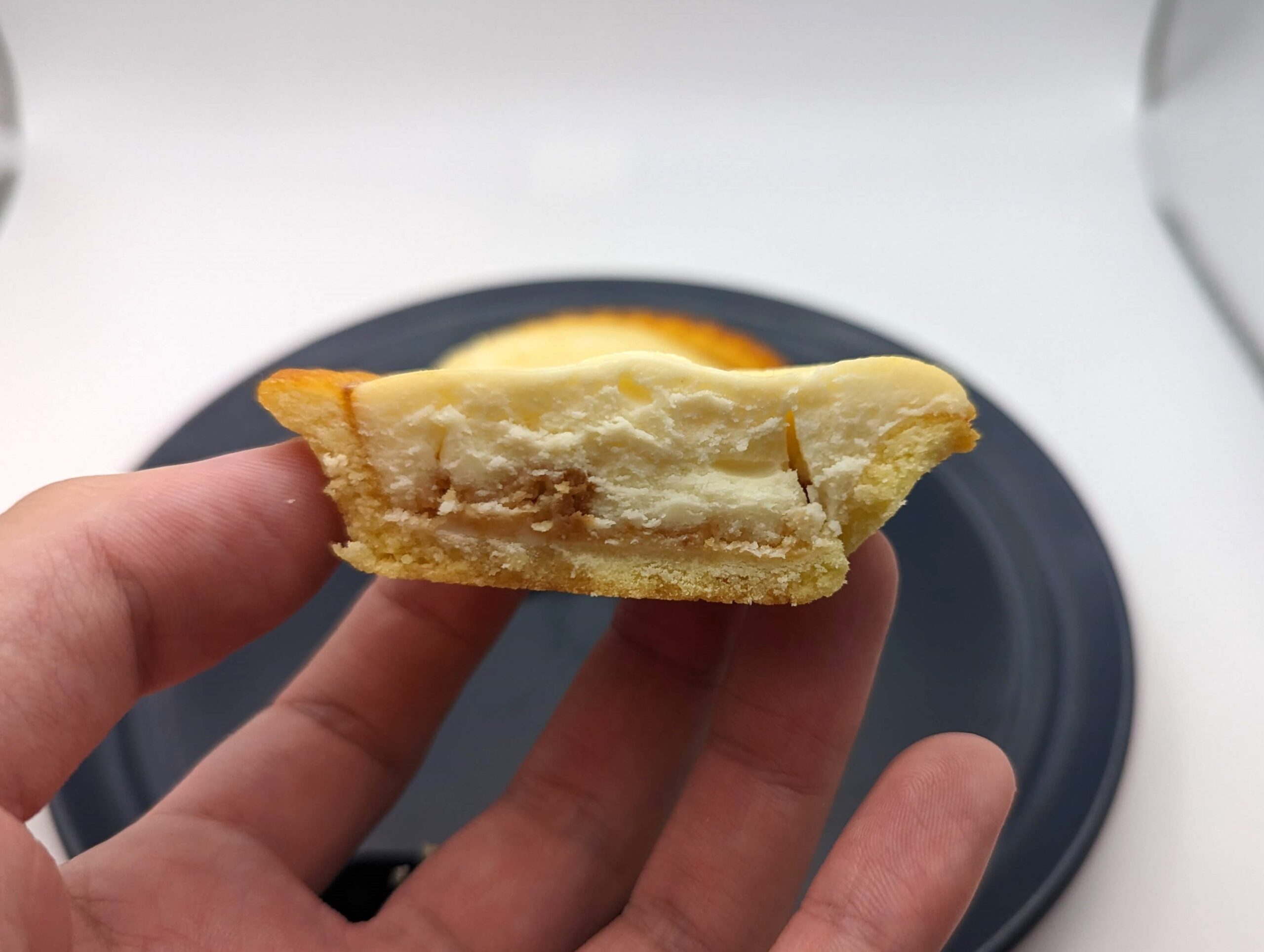 ファミリーマートの「バター香る焼きチーズタルト」の写真 (1)