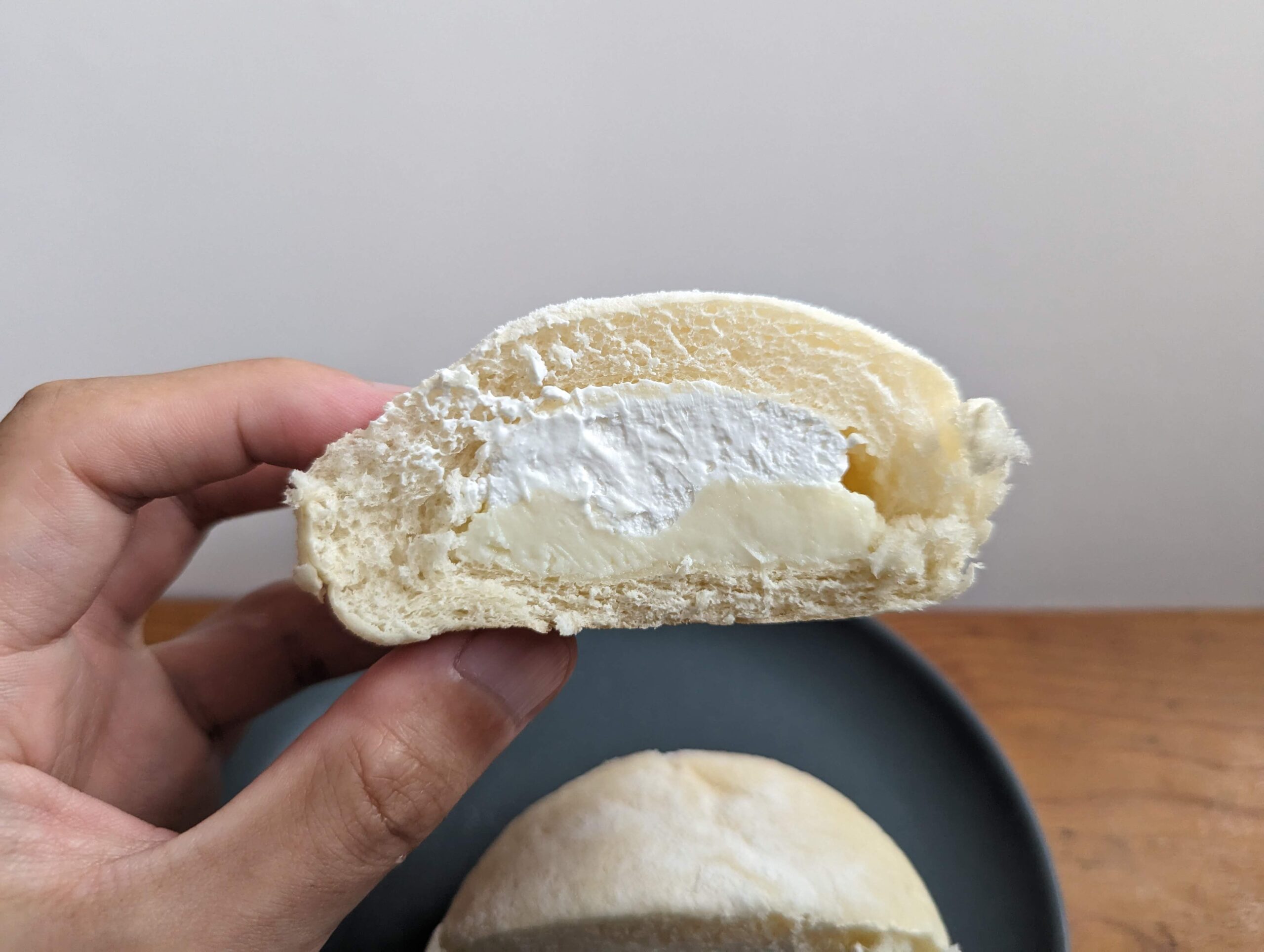 ファミリーマートの「たっぷりレアチーズクリームパン」の写真 (1)