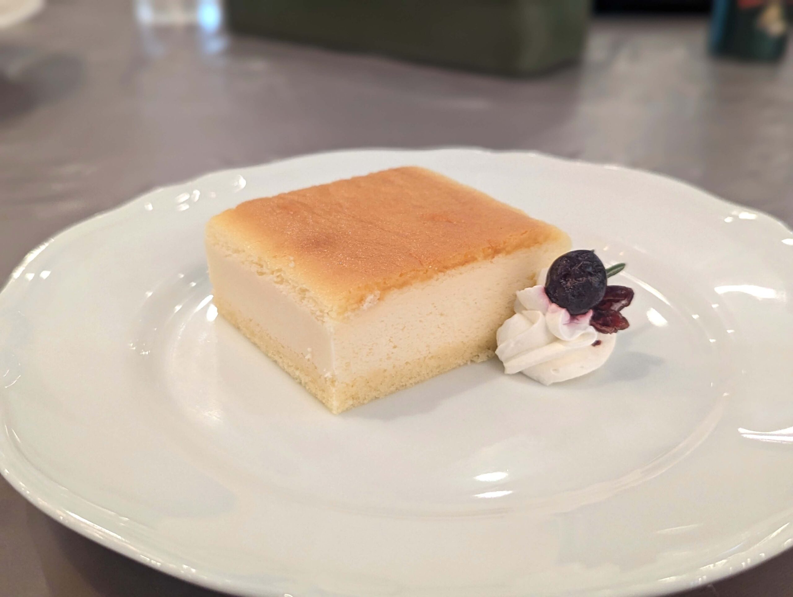 上野・東京文化会館「フォレスティーユ精養軒」のチーズケーキ (2)