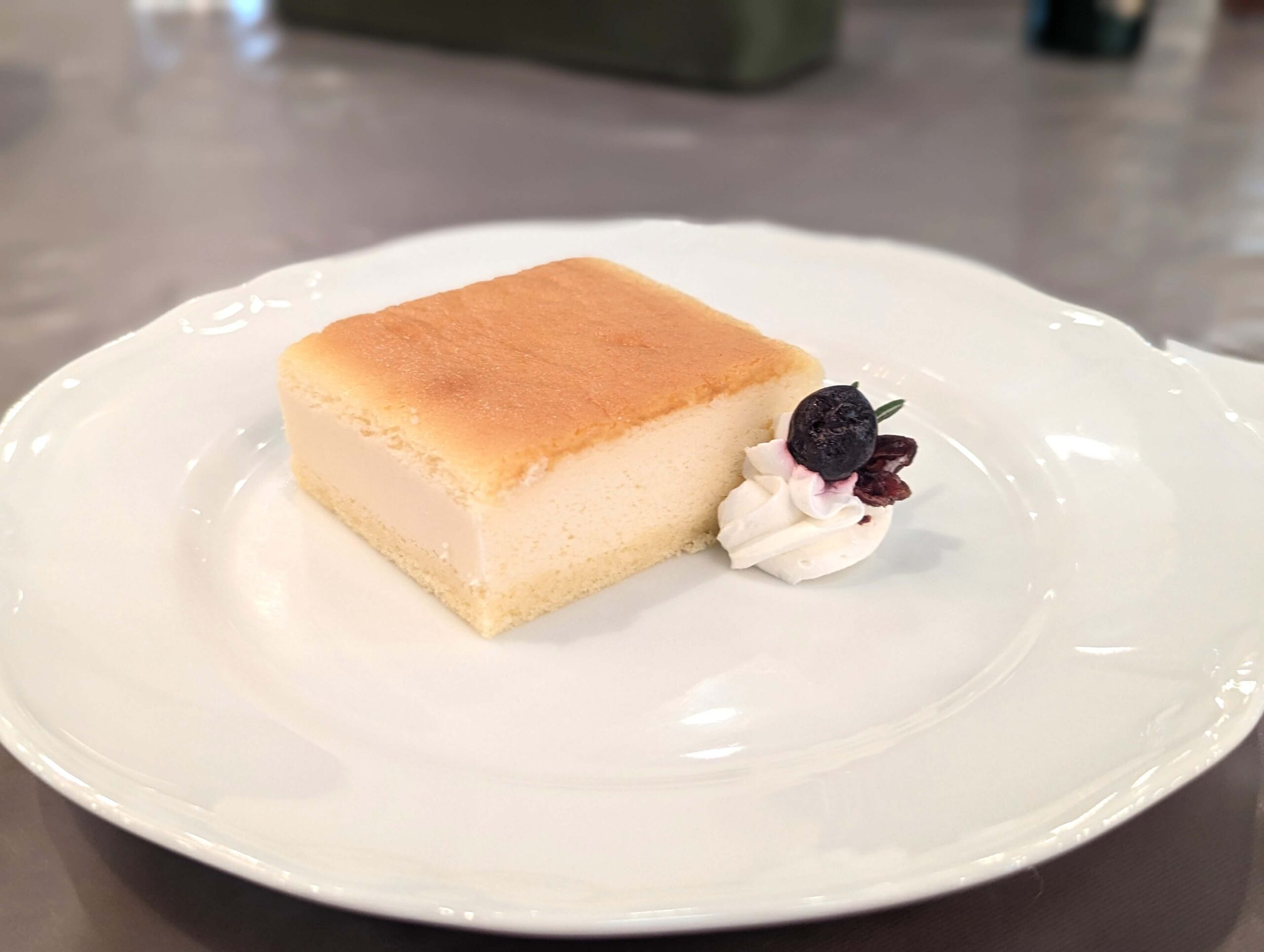 上野・東京文化会館「フォレスティーユ精養軒」のチーズケーキ (2)