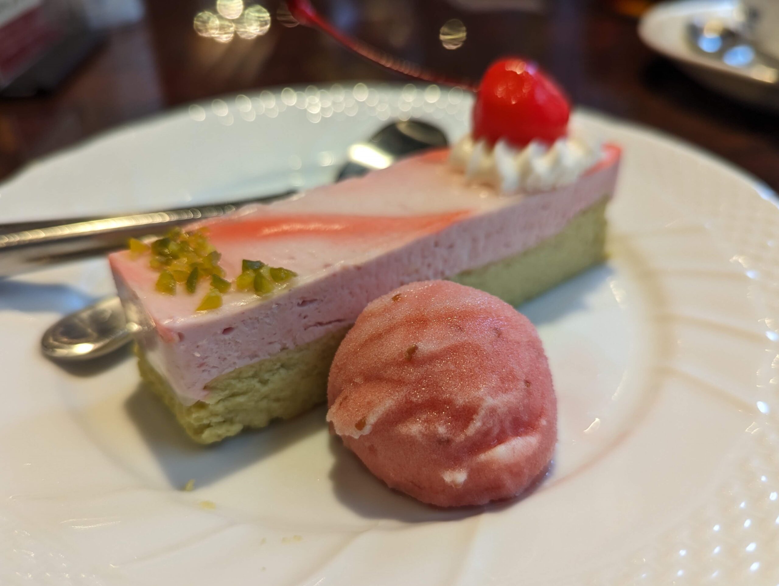 星乃珈琲店の「苺ピスタチオのWチーズケーキ ラズベリーソルベ添え」の写真