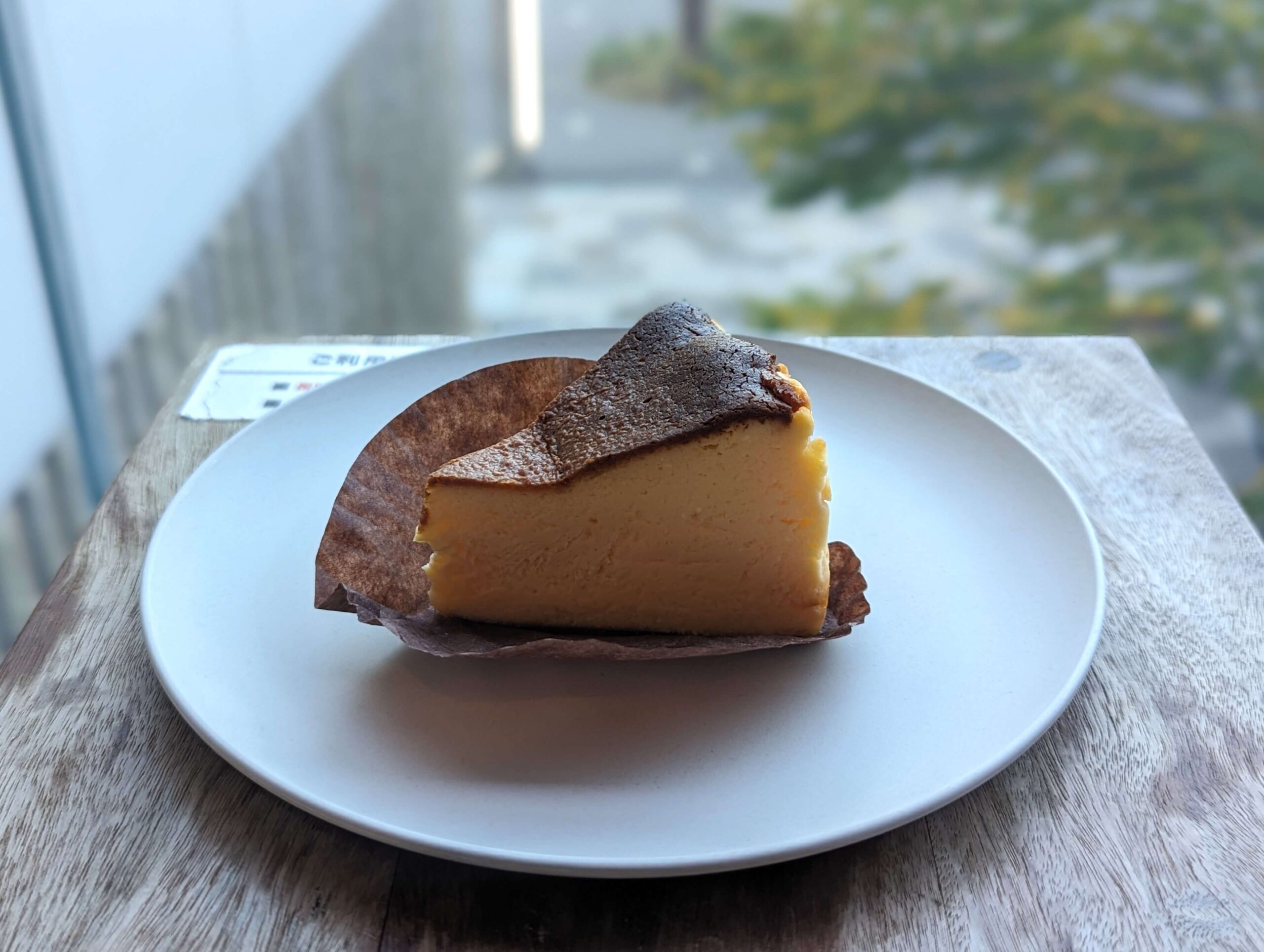 中野「ソワメーム」のバスクチーズケーキの断面の写真