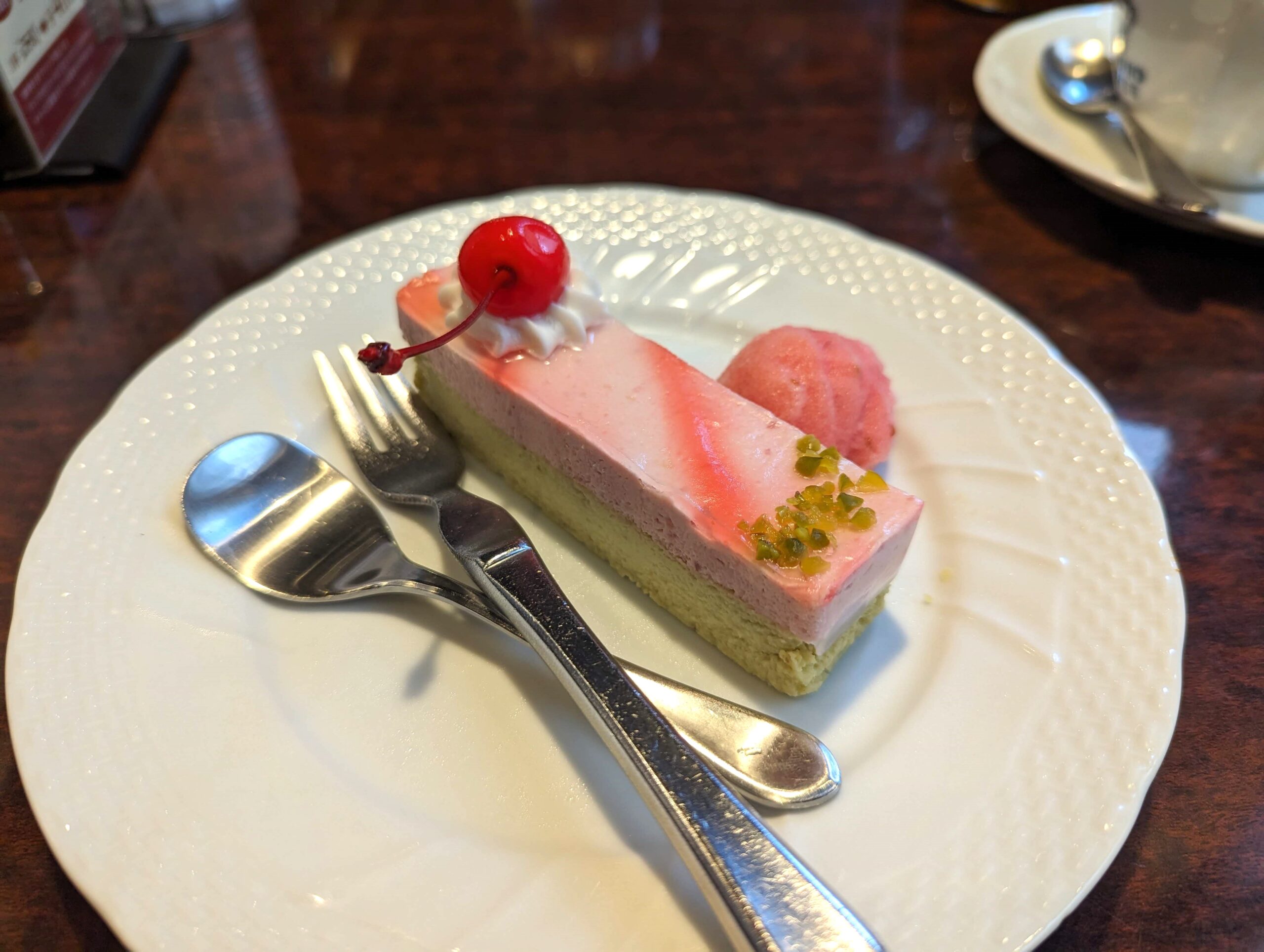 星乃珈琲店の「苺とピスタチオのWチーズケーキ ラズベリーソルベ添え」の写真 (2)