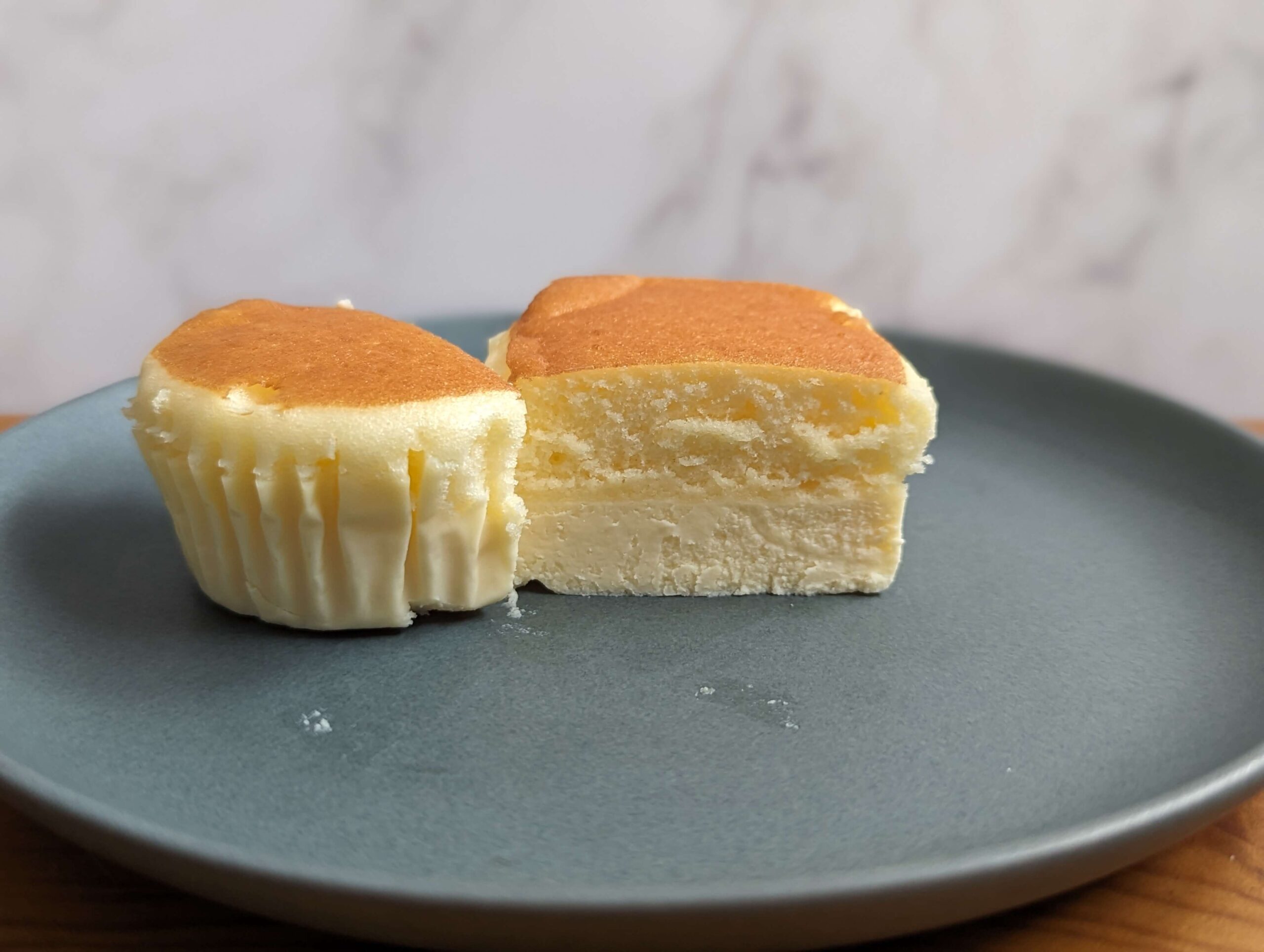 山崎製パンの北海道チーズ蒸しケーキ＆ベイクド風チーズケーキの写真