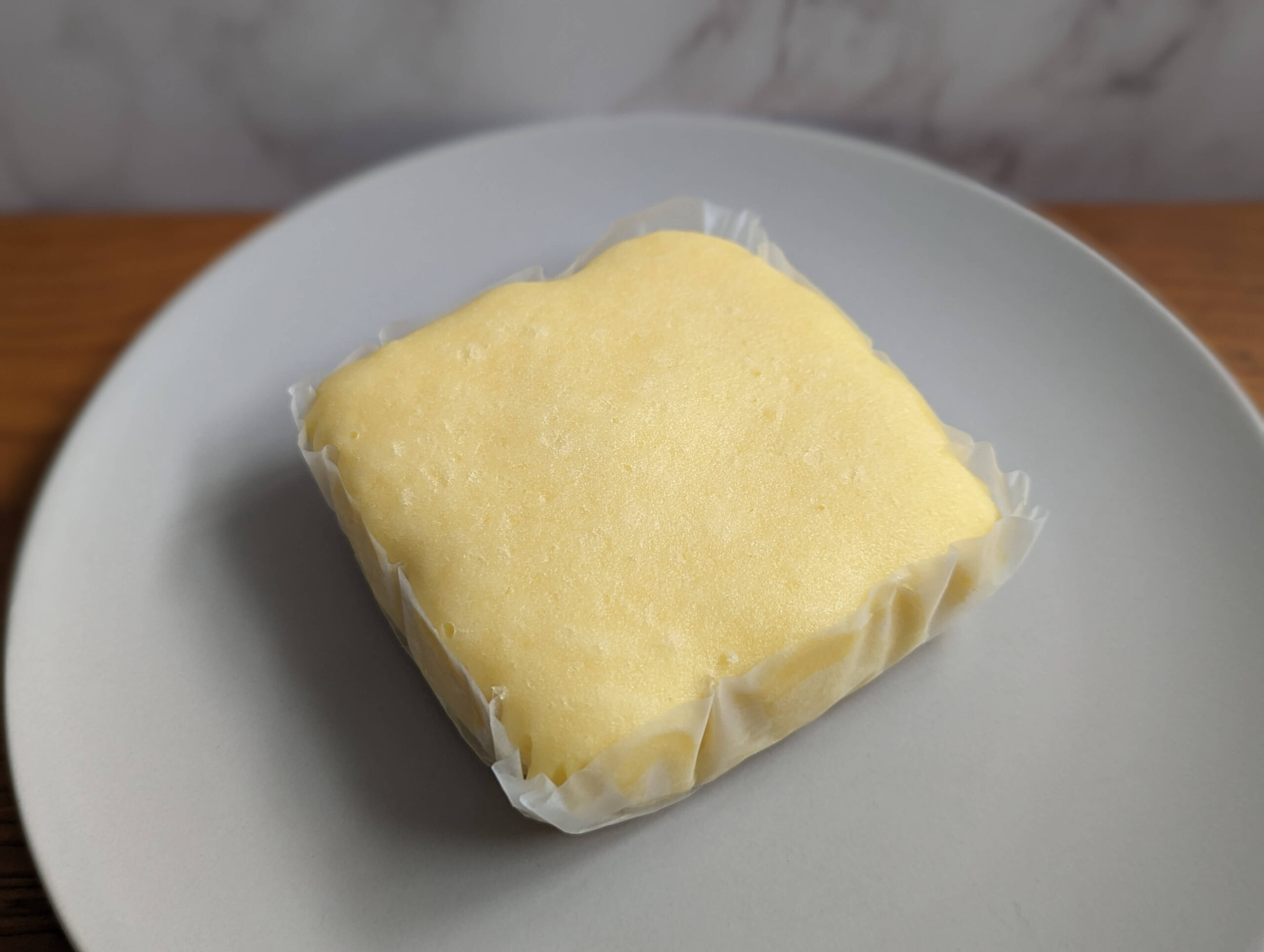 ファミリーマートの「濃い味チーズケーキ」の写真
