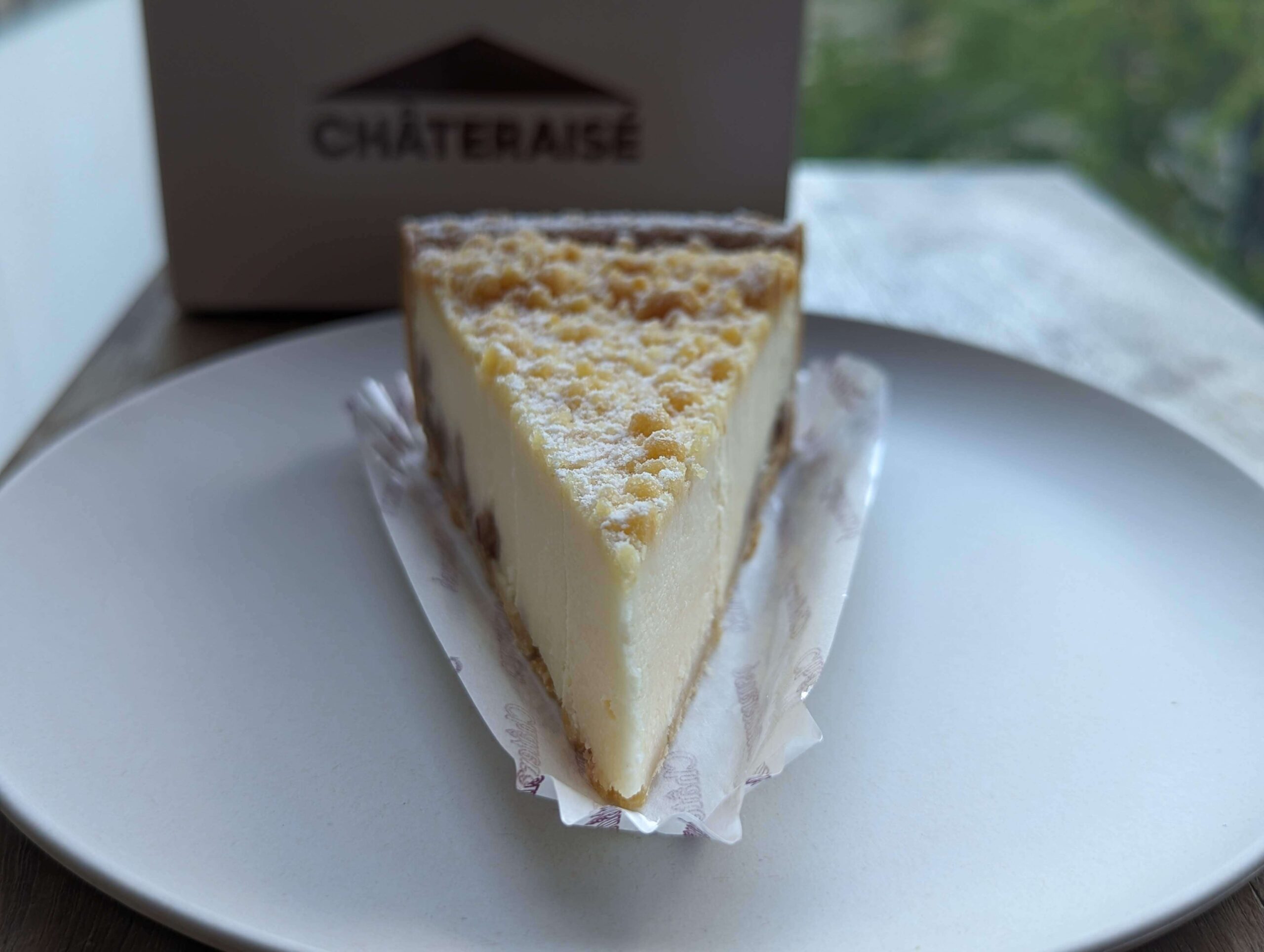 シャトレーゼ・フランスブルターニュ産クリームチーズ使用くるみのクランブルチーズケーキの写真