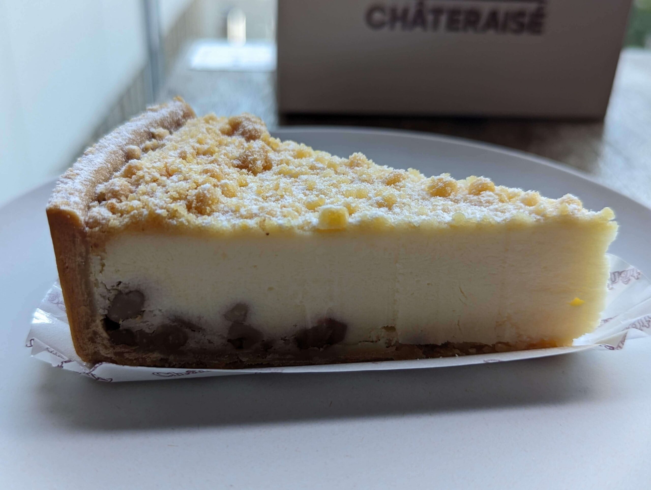 シャトレーゼ・フランスブルターニュ産クリームチーズ使用くるみのクランブルチーズケーキの写真