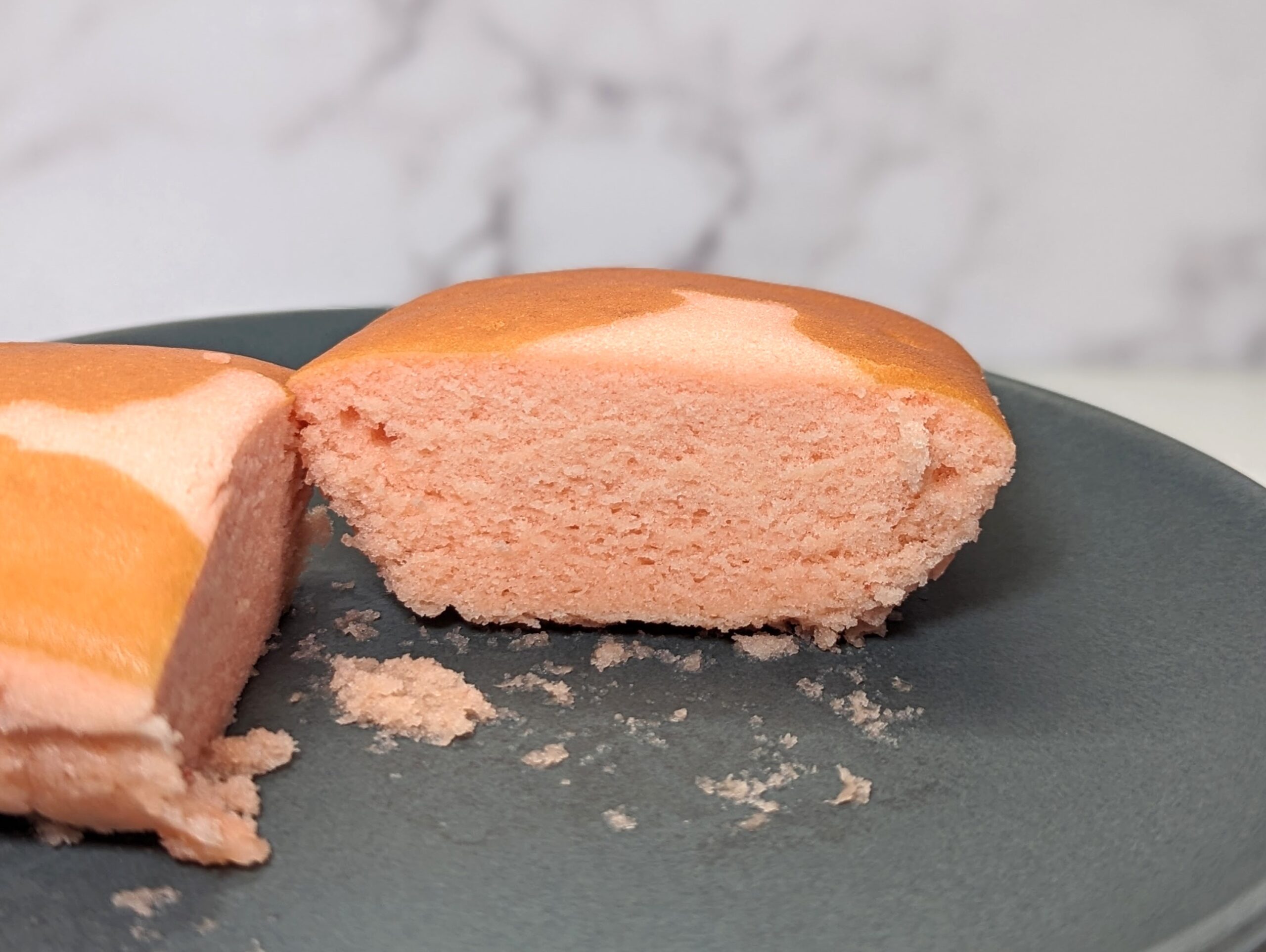 山崎製パン「北海道チーズ蒸しケーキ あまおう苺」