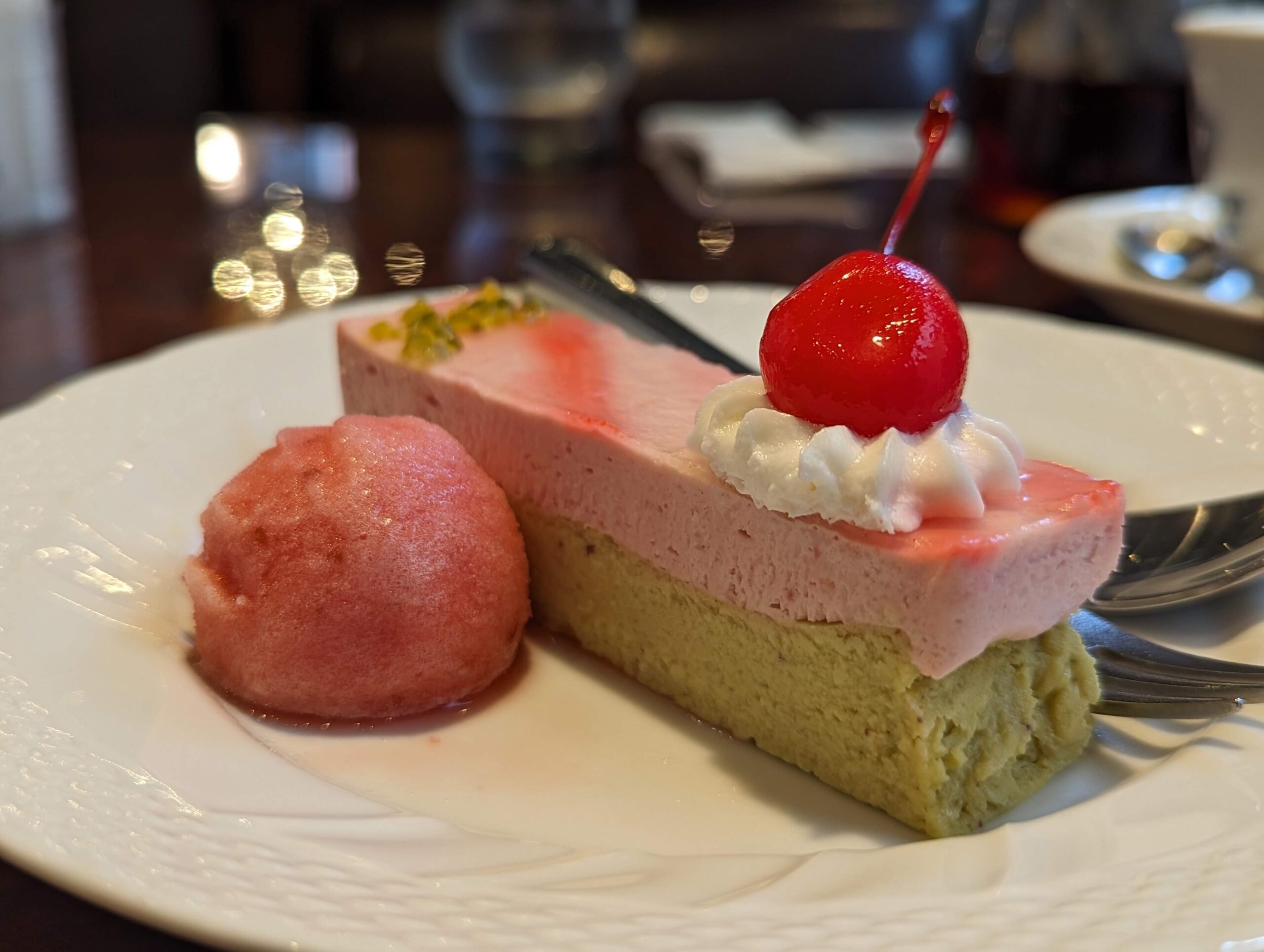 星乃珈琲店の「苺とピスタチオのWチーズケーキ ラズベリーソルベ添え」の写真 (7)