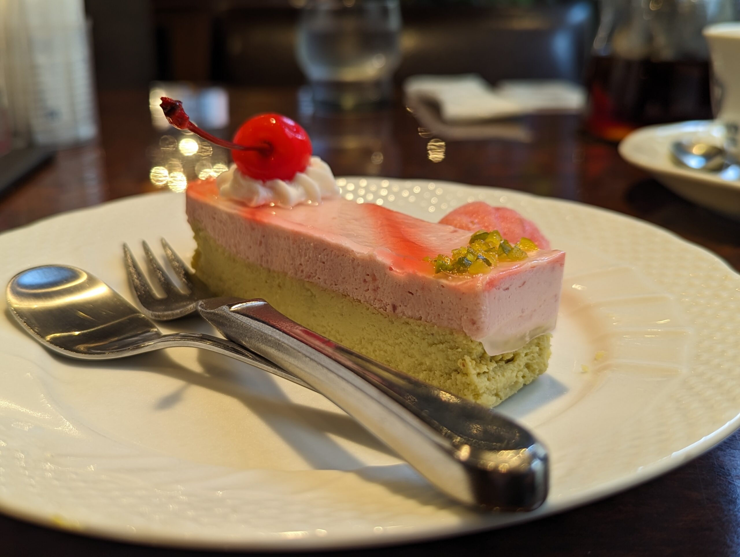 星乃珈琲店の「苺とピスタチオのWチーズケーキ ラズベリーソルベ添え」の写真