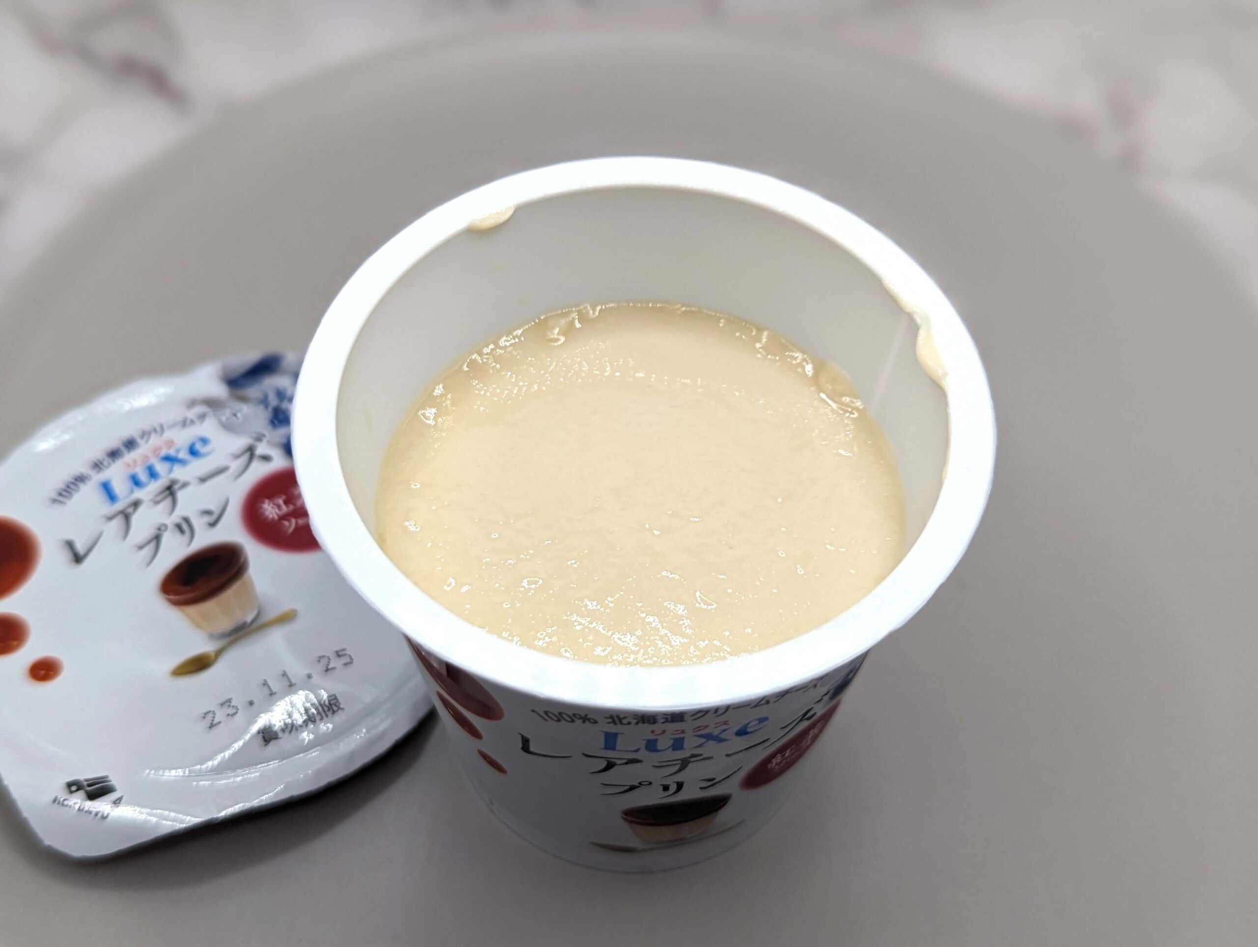 北海道乳業の「Luxeレアチーズプリン 紅茶ソース」の写真