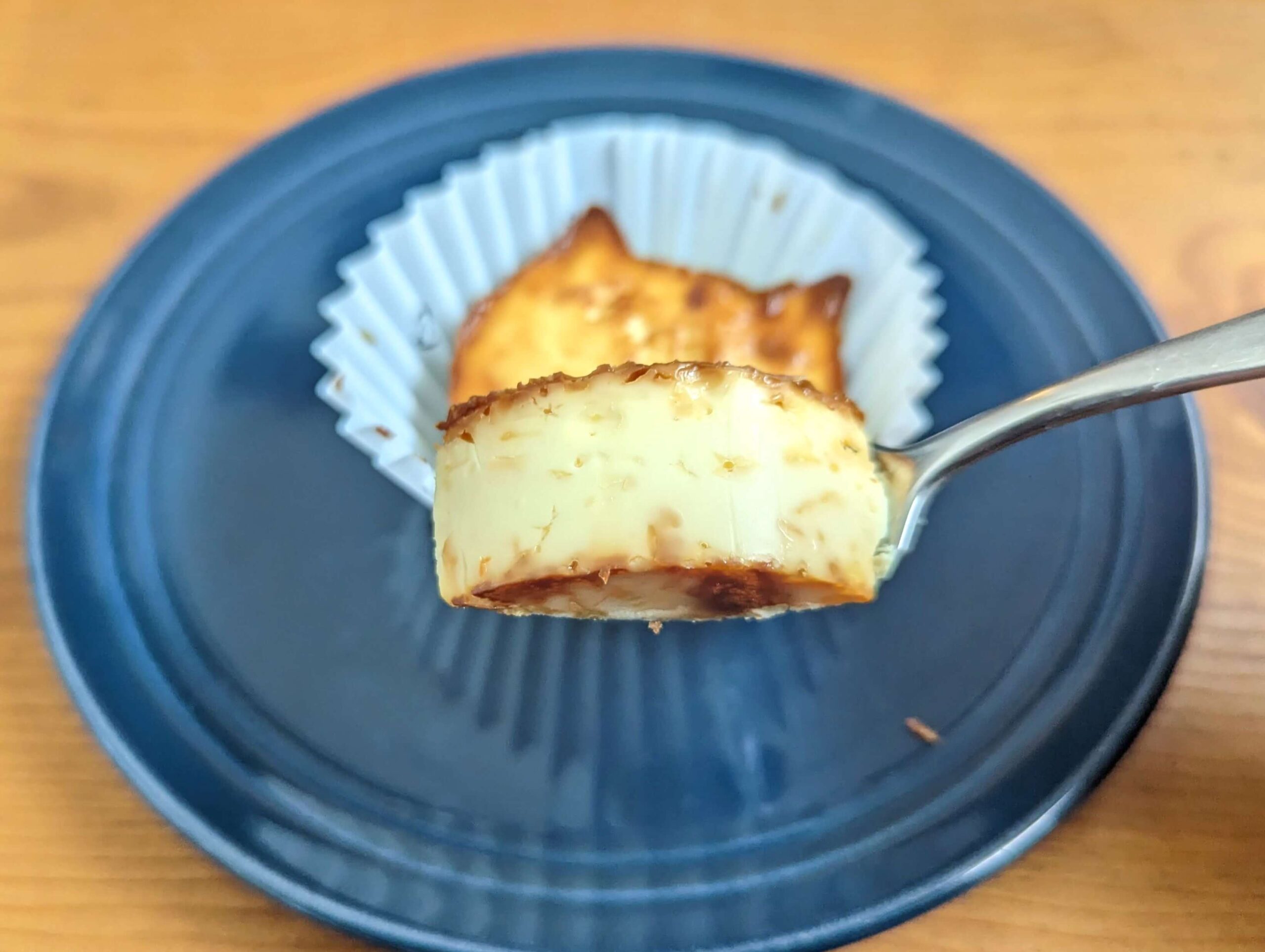 ファミリーマート「スプーンで食べる にゃんともおいしいベイクドチーズケーキ」 (4)