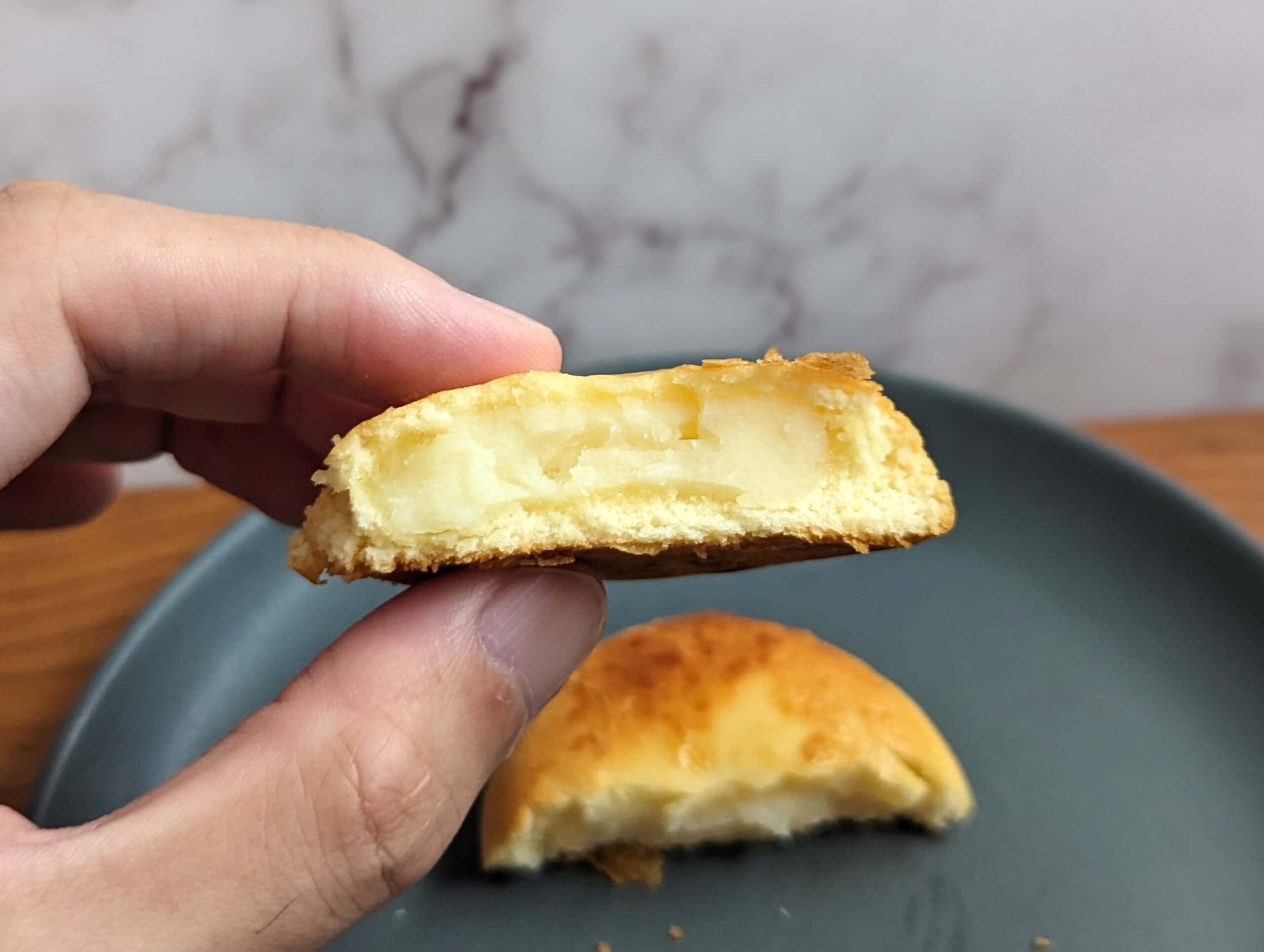 シャトレーゼの「濃厚チーズクリーム 窯焼きチーズ饅頭」 (8)