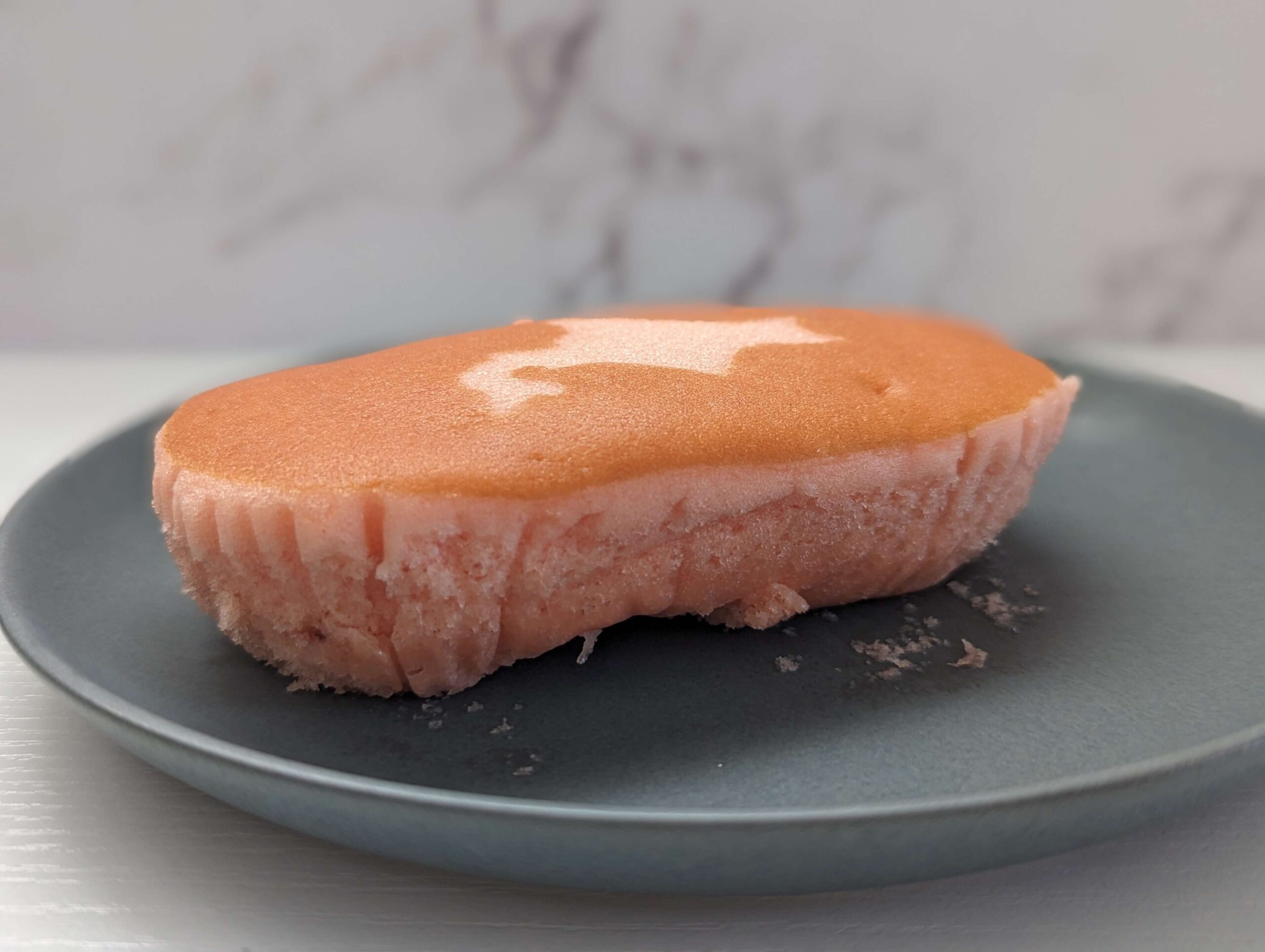 山崎製パン「北海道チーズ蒸しケーキ あまおう苺」 (4)