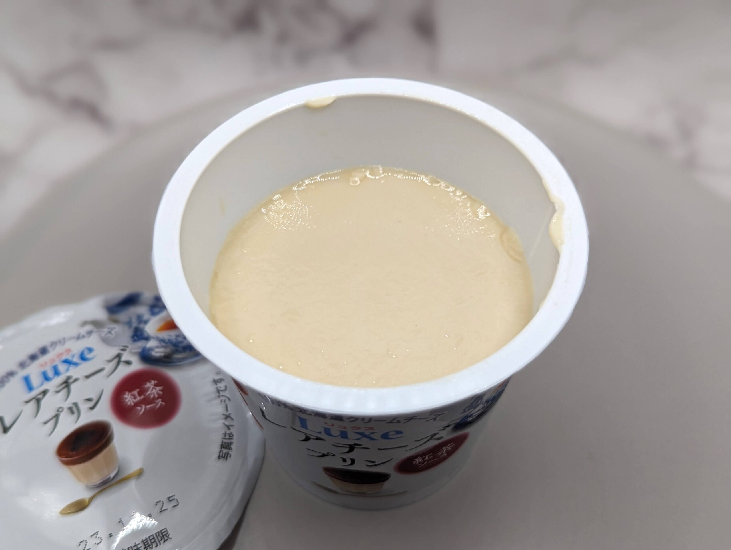 北海道乳業の「Luxeレアチーズプリン 紅茶ソース」の写真 (4)