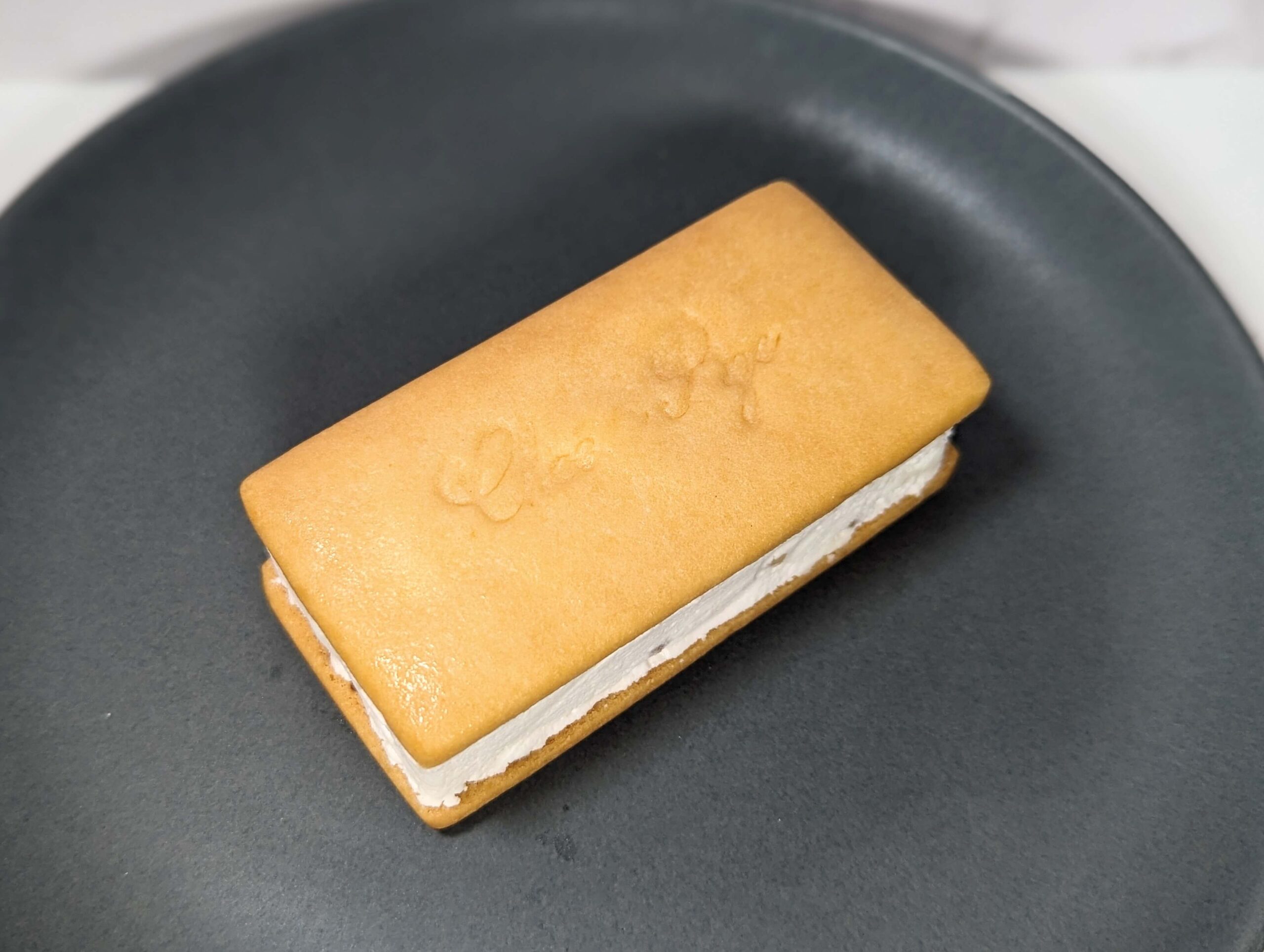 チーズピゲの「クッキーチーズサンド アーモンドカマンベール」