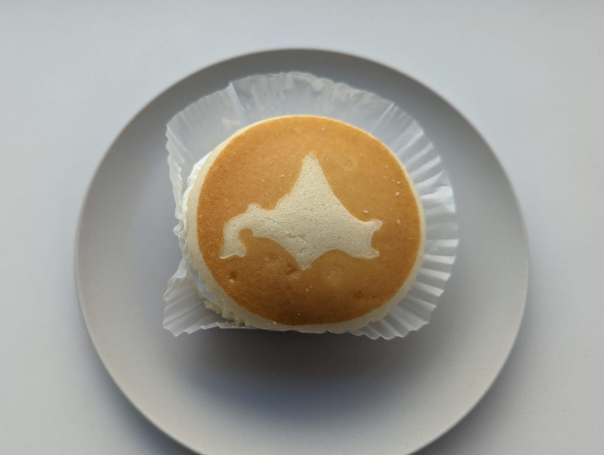 ファミリーマート・山崎製パンの北海道チーズ蒸しケーキのミルククリームサンド 