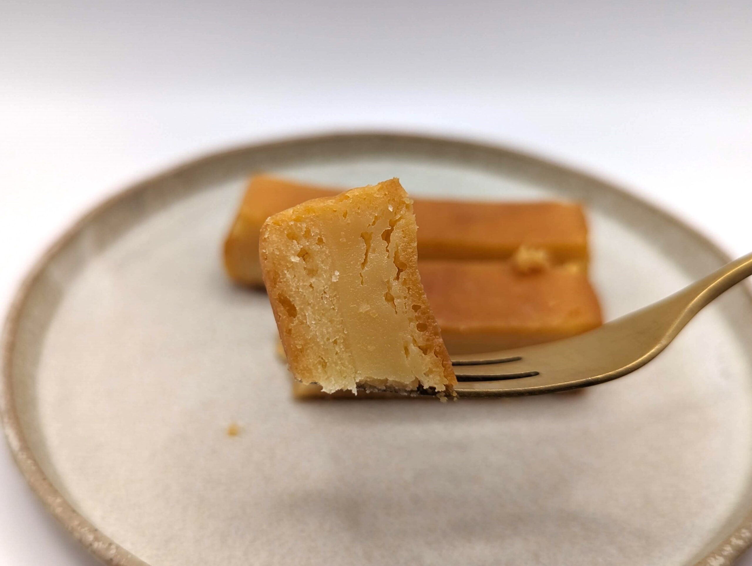 セブンイレブンの「クリームチーズと発酵バターでしっとり　ベイクドチーズケーキ」の写真 (1)