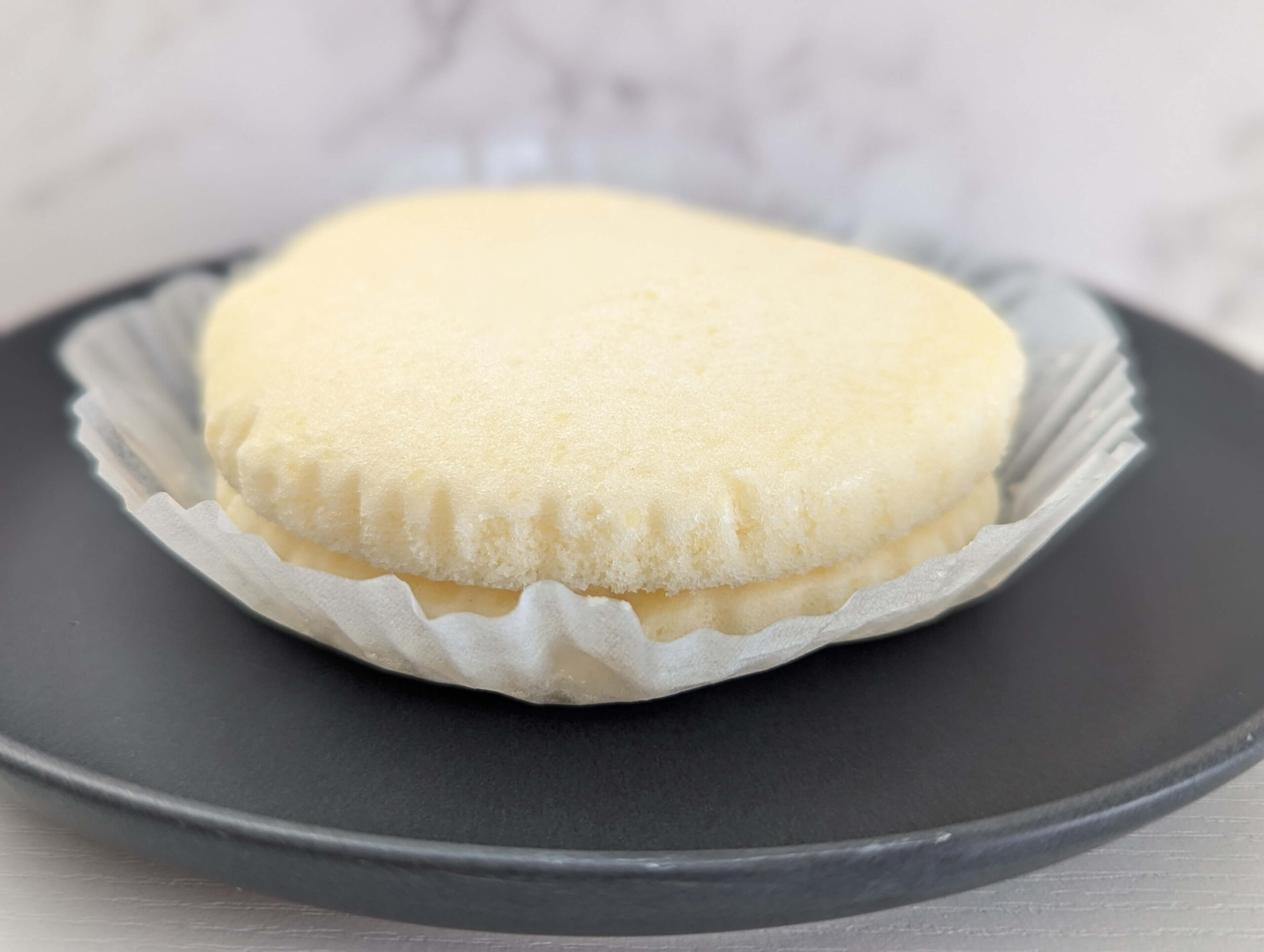 山崎製パン・ローソンストア100「チーズ蒸しケーキサンド マスカルポーネクリーム」2024年3月8日 (3)