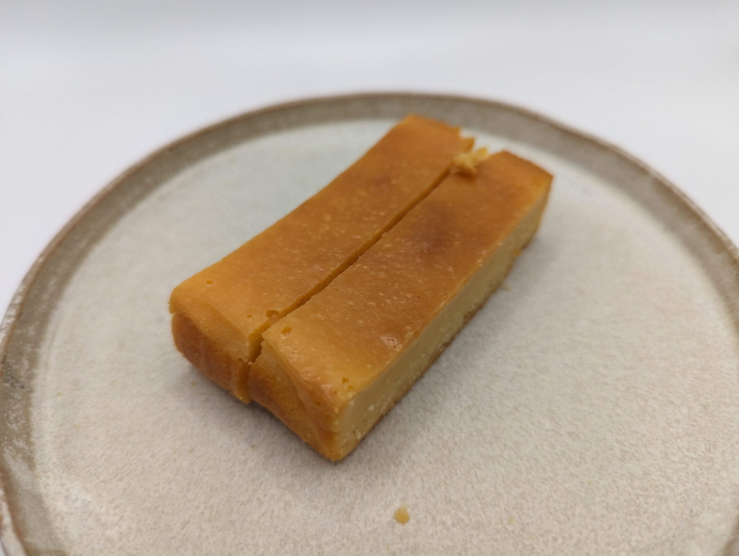 セブンイレブンの「クリームチーズと発酵バターでしっとり　ベイクドチーズケーキ」の写真 (6)