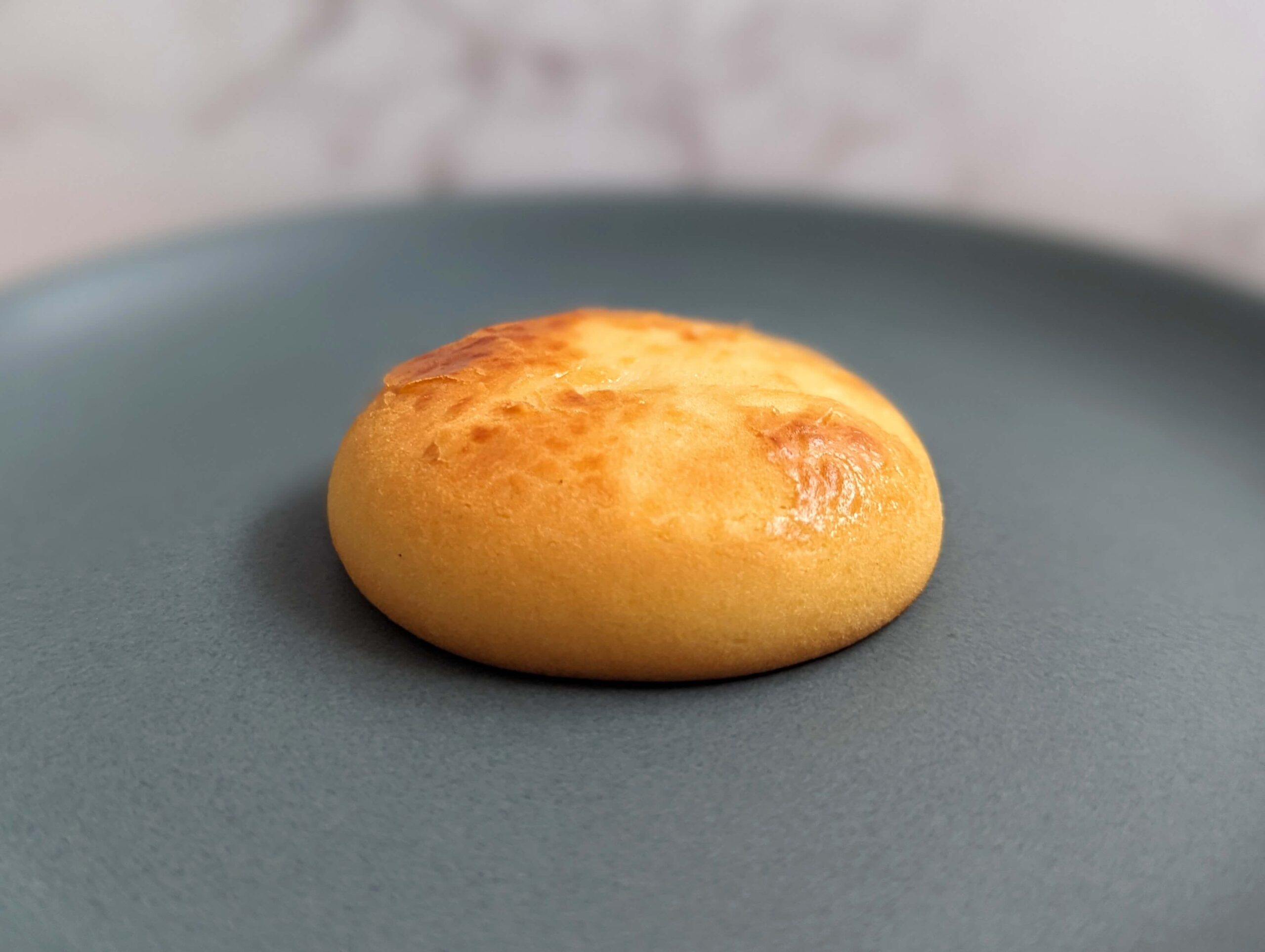 シャトレーゼの「濃厚チーズクリーム 窯焼きチーズ饅頭」 (7)