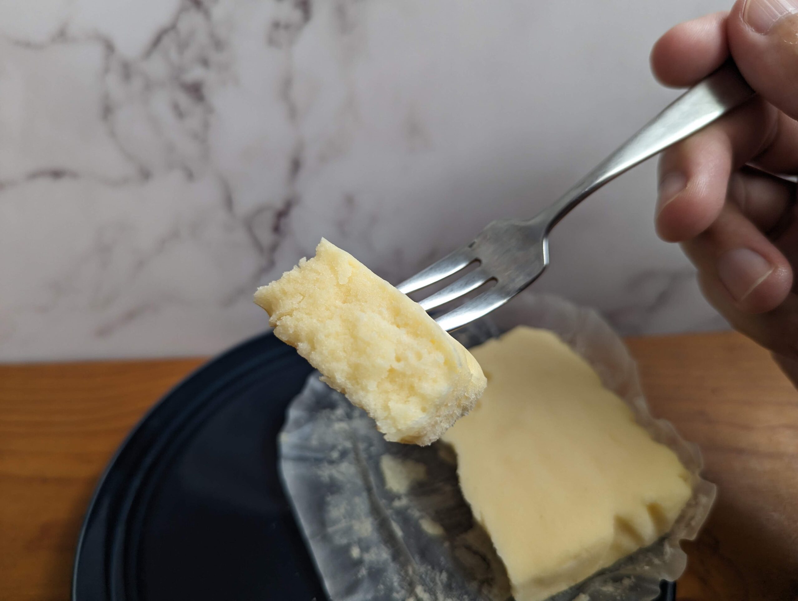 ファミリーマートの「しっとりなめらかチーズケーキ」の写真