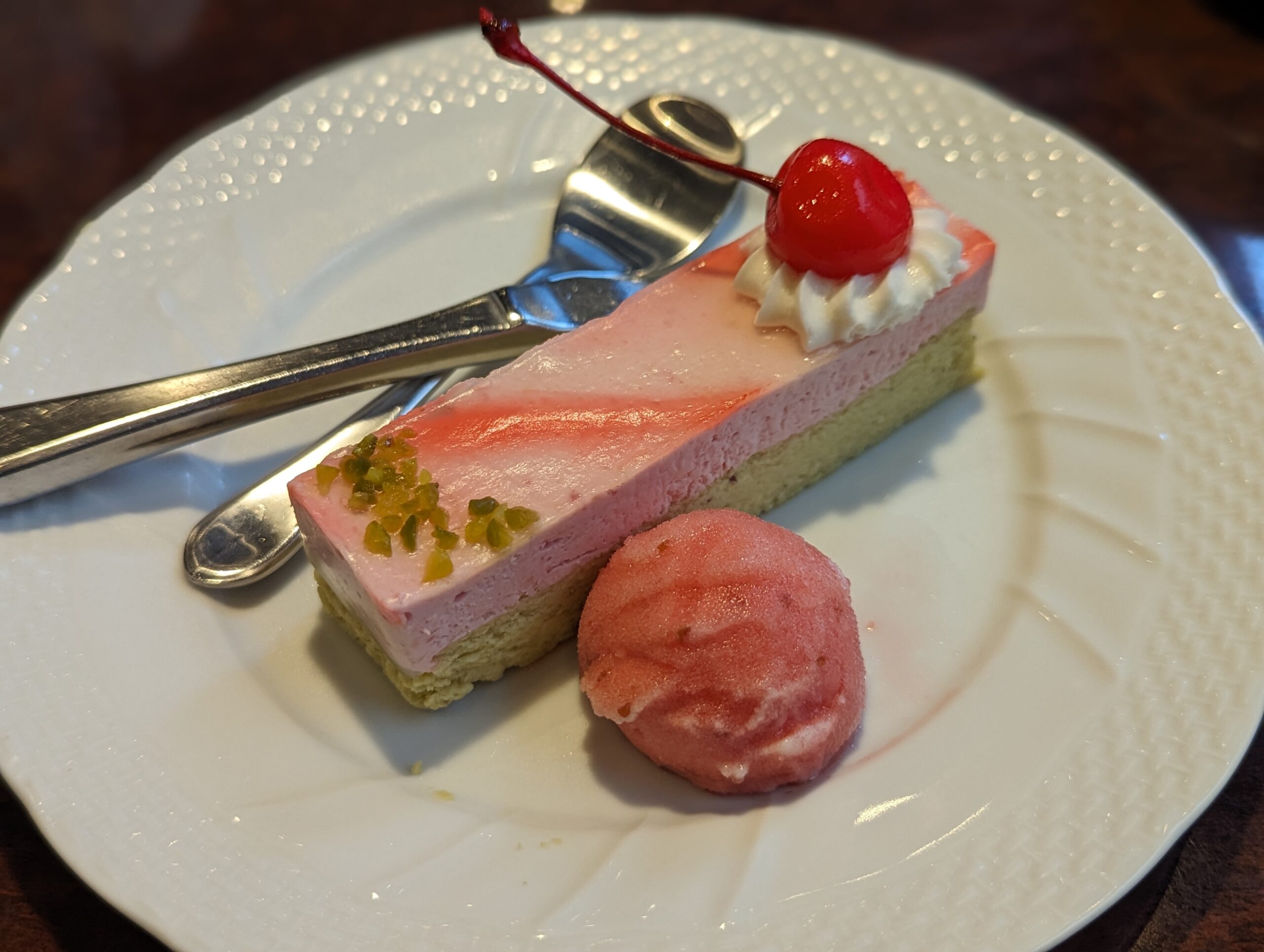 星乃珈琲店の「苺ピスタチオのWチーズケーキ ラズベリーソルベ添え」の写真